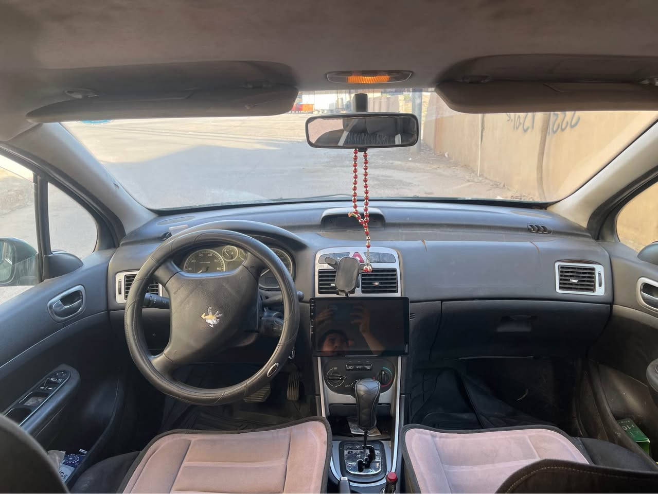 بيجو ٣٠٧ موديل٢٠٠٥ 
موبايل*********** 
سعري 39 مةجال ئارم وسةنةوية
ئارمةكة بةناويش دةكري
گيرو مةكينة بةشةرت مةسروفيكي  جاكم  لي  كردوة 
جام كارةبايي كوشن جةگ گير توماتيك و عادية
دوگةمةي  سپورت و بةفر
شاشة ئايپات و ليد 
شوين هةولير أربيل, العراق
