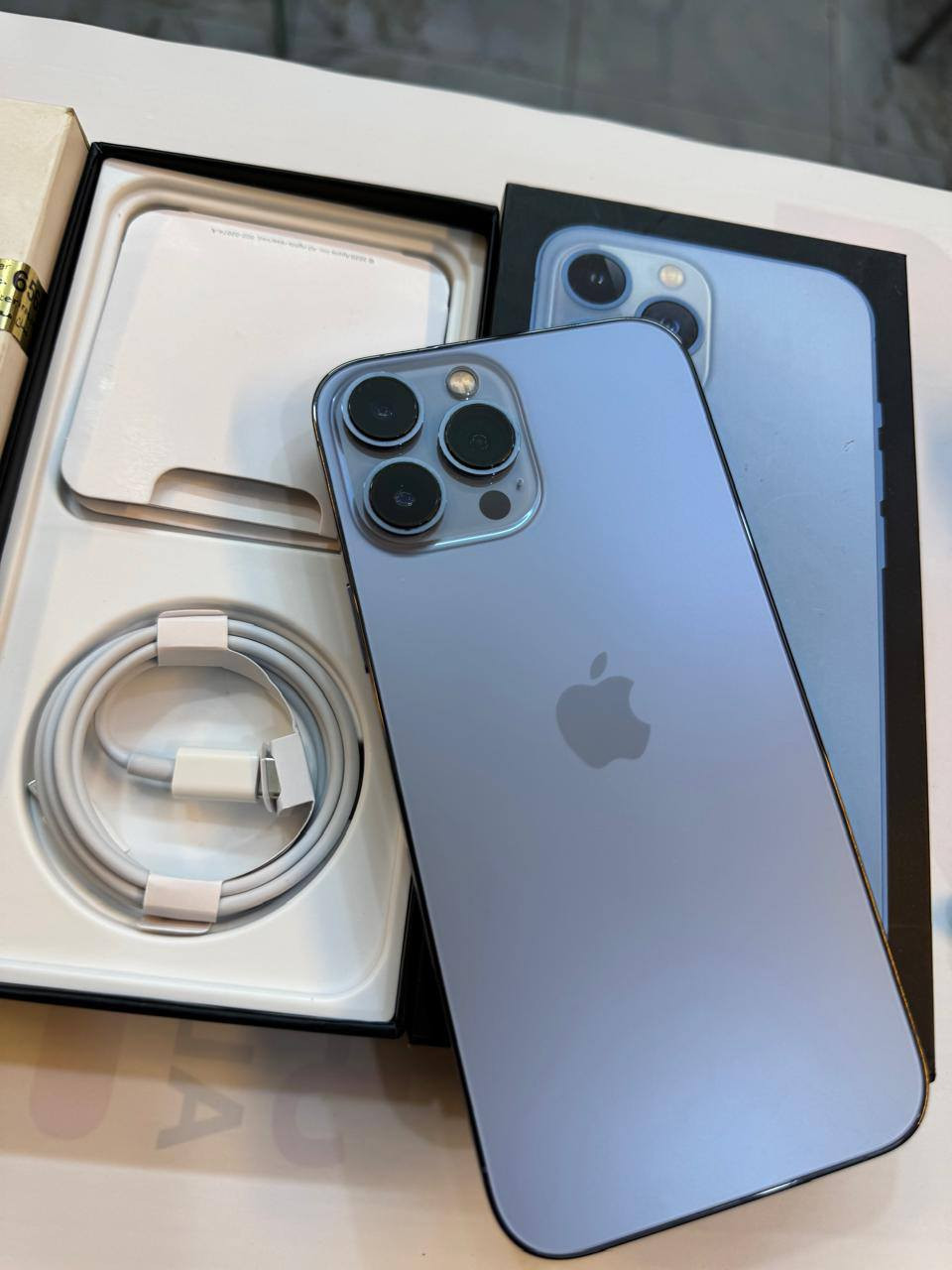 ايفون 13 برو ماكس 256 ذاكرة 
بطارية 95‎%‎
نضافة 100‎%‎
كامل ملحقات الاصلية شركة ماستر اصلي وبيه ضمان شرط الفحص 
استخدام قليل
السعر مناسب
***********
العنوان القطاع شارع السوك مجاور عوينات الكرار 
مركز الشمس
