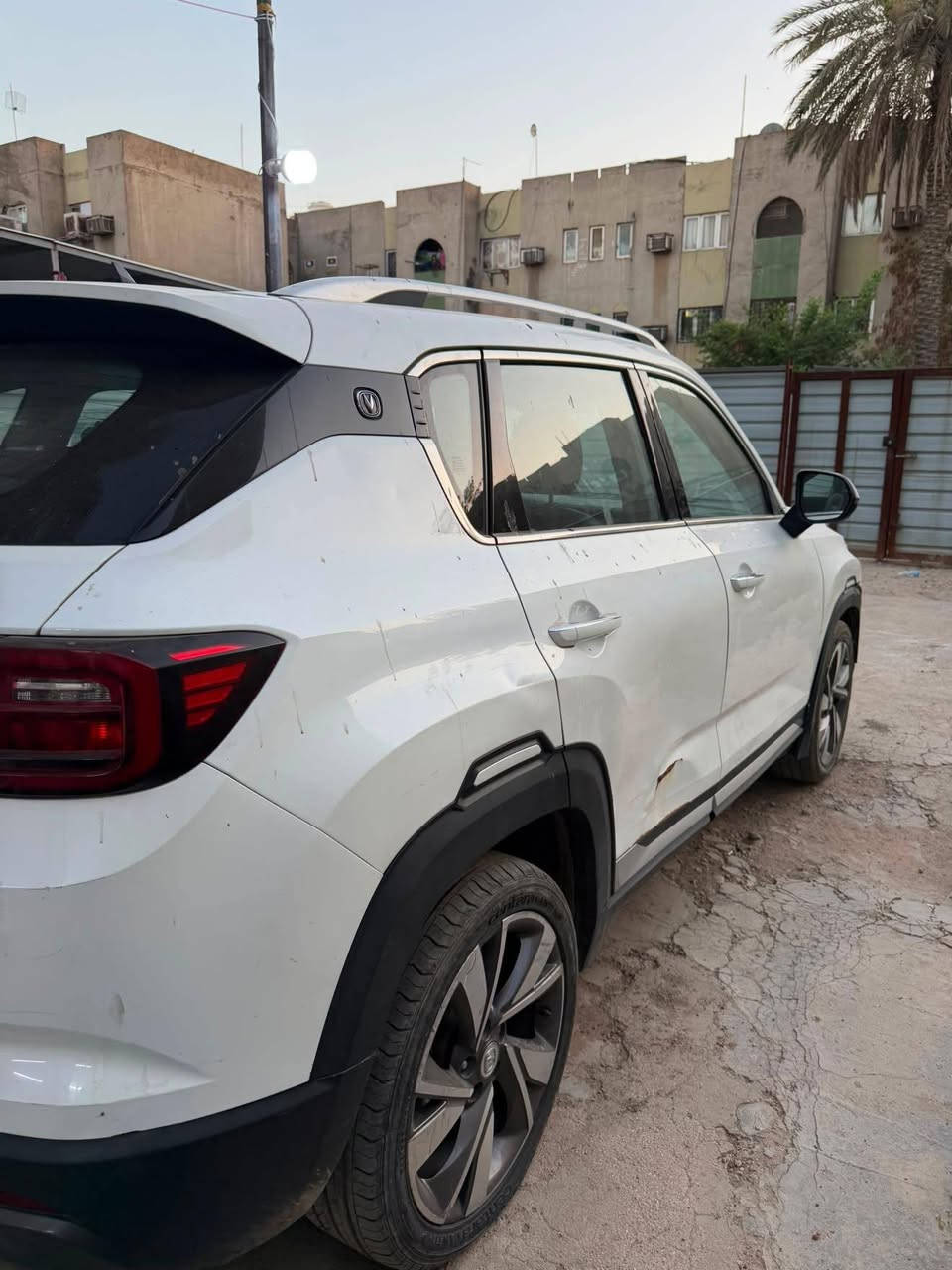 للبيع ...
جانجان CS35 بلس (Changan CS35 Plus) توربو، موديل 2021-2022
​السيارة نظيفة وماشية (154 ألف كم) حقيقي، رقم بغداد ألماني مميز (الحرف M)، والسنوية والهزة جديدة قبل شهرين والفحص كله جديد والسيارة جاهزة للاستخدام وباسمي 
​فول مواصفات:
​المحرك: 4 سلندر، حجم 1400 توربو (1.4L Turbo)، عزم وقوة ممتازة واقتصادية جداً بصرف البنزين.
​الكير: أوتوماتيك (دبل كليتش 7 سرعات) تبديلاته ناعمة ومريحة جداً بالسياقة.
​البصمة: فول بصمة (بصمة تشغيل للمحرك + بصمة أبواب للأقـفال)، وبيها ميزة التشغيل عن بعد من الريموت بلادي.
​الشاشة والتحكم: شاشة لمس جبيرة وعريضة بلادية مدمجة بالطبلون، تحكم ستيرن كامل جهتين، ومثبت سرعة (كروز كونترول)، وياها شاشة عدادات ديجيتال تفاعلية كاملة.
​المقاعد: كشنات جلد بلادي (لون جوزي وأسود) مريحة جداً و5 راكب، كشن السائق كهرباء والمعاون يدوي.
​الكاميرات والحساسات: كاميرا خلفية بلادية + كاميرا جانبية جوة المراية اليمنى وبيها حساسات وقوف خلفية.
​الإضاءة: مصابيح أمامية ليد (LED) بلادية قوية وياها نظام الـ Auto والدي لايت النهارية.
​الأمان: 4 وسائد هوائية (إيرباگ) سليمة، بريك الكتروني (بصمة)، نظام اوتو هولد (Auto Hold)، نظام منع انغلاق المكابح (ABS)، ونظام التحكم بالاستقرار (ESP)، وحساس إطارات.
​التبريد والإضافات: تبريد قطعتين ثلج ما شاء الله (شاشة تحكم باللمس)، فتحة سقف (سلايد روف)، ومرايا جانبية شفط كهربائي تتطوى ويا القفل.
​الويل: ويل براعم حجم 18 بلادي شكل مميز.
●​حالة السيارة :
​المحرك والكير واللوية والكهربائيات وجام الحجر كله بشرط الفحص والجاهزية، ومابيها أي نقص ميكانيكي.
​البدي (الصبغ): السيارة بيها 3 قطع صبغ بالصفحة اليمنى (الباب الأمامي الأيمن، الباب الخلفي الأيمن، وحافة الجاملغ الخلفي الأيمن) أثر شخوط وحكات طبيعية وتصليح تجميلي. بيها طعجة زغيرة جوة لوحة الرقم بالجنطة وشخوط باركينك طبيعية بالدعاميات. الحادث مو قوي، والسيارة شاصي ولغد سليم 100% وبشرط الفحص والسونار موجود مثل ماموضح بالصورة
​المكان: بغداد - السيدية شارع الخيزران
السعر: 110 وبي مجال بسيط للشراي 
للتواصل خاص 
او الاتصال على الرقم : ***********
