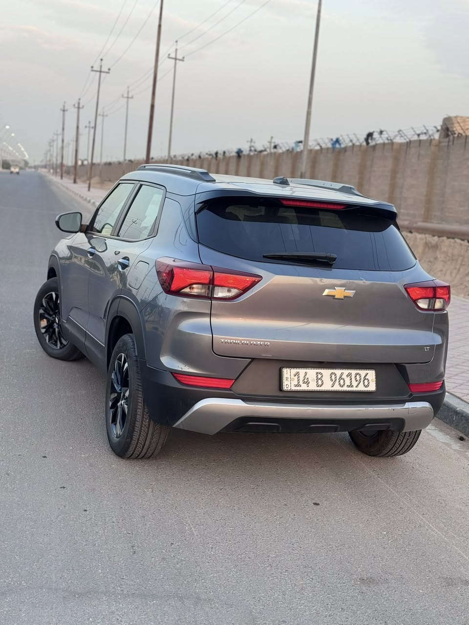 السلام عليكم سيارة للبيع او مراوس ( تريل بليزر ) موديل 2022
السيارة فول عدة الفتحةLT / السيارة  مكينة 1300توربو 
حدثها كلش بصيط بنيد فقط بدون دواخل /السعر 138  بيها مجال 
 • بصمة 
 • تحكم ستيرن جهتين 
 • كشن كهربائي
 • شاشة كبيرة 
 • تحديد مسار 
 • سايدبريك دكمة 
 • مثبت سرعة 
 • بعد هواي مواصفات بيها / للستفسار اتصال 
 • ***********
مكاني بصرة / الزبير 
#الجميع
