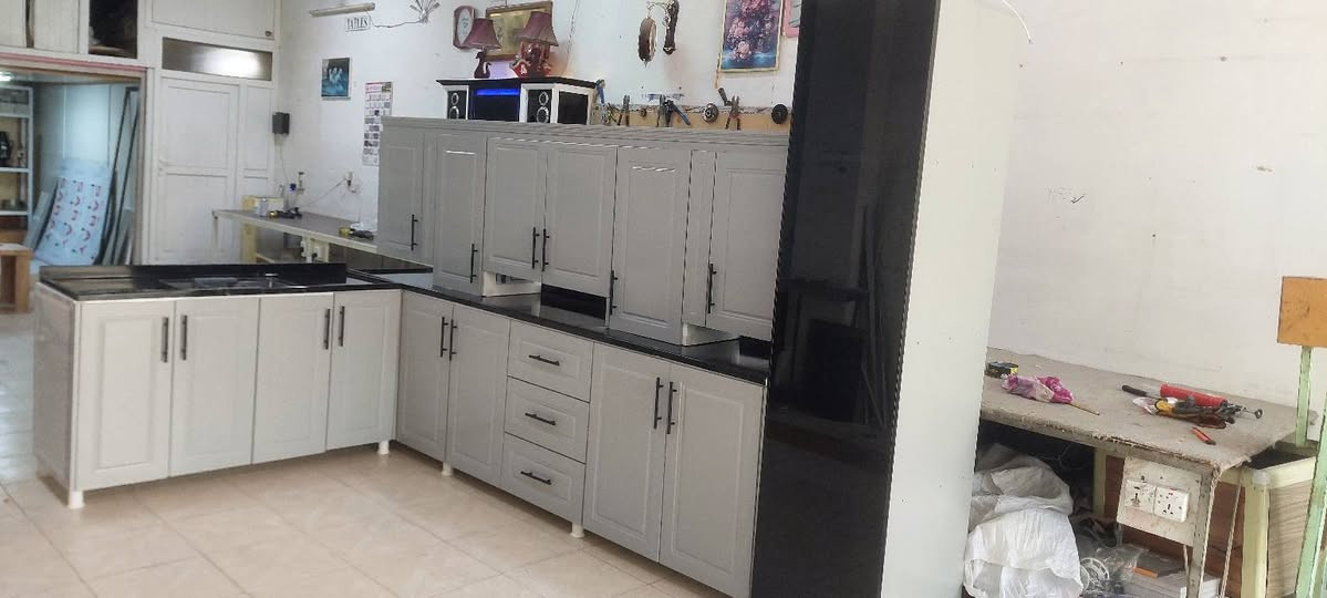 كاونتر المنيوم ابواب خشب. السعر مليون 650الف ( hdf) 3امتار الكاونتر و 3امتار الملحق وسنك متر ونص كامل مرمر وتوصيل لحد البغداد مجاني  راسلني عالاواتساب ***********جديد العنوان اربيل
