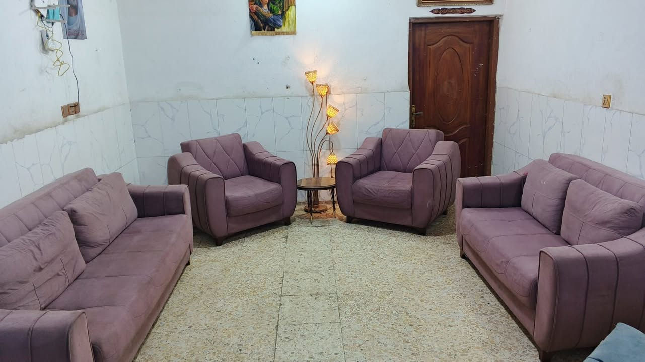 تخم تركي سرير ومخزن 7 مقاعد نظيف
سعره 220 وبي مجال لبياع 
يوجد توصيل بكروه ب واتساب
***********
