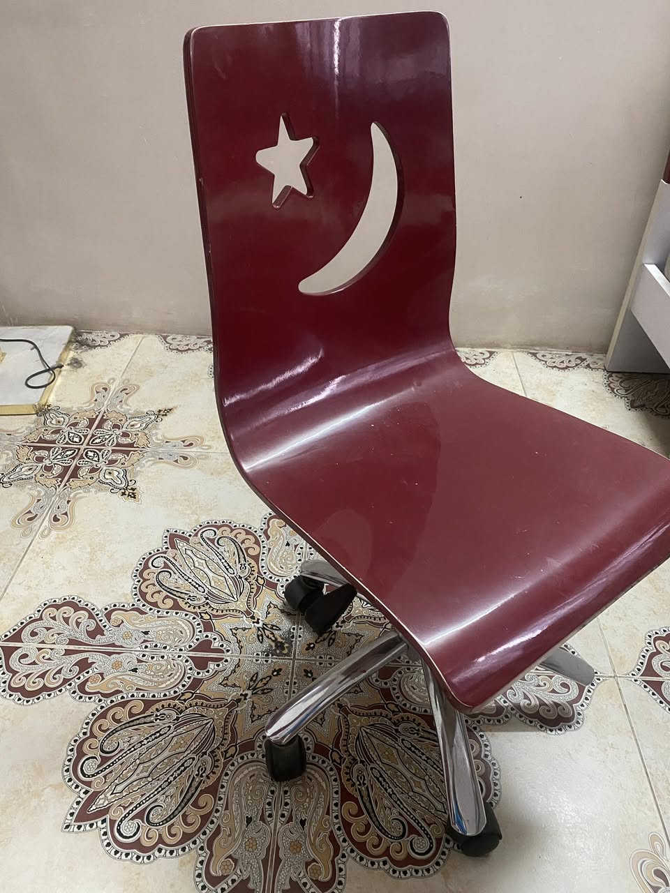 غرفة نوم "نفر ونص" (بوما تركي) - بحالة جيدة للبيع

السلام عليكم.. للبيع غرفة نوم نفر ونص موديل (بوما تركي)، الغرفة نظيفة مرتبة وكاملة من كلشي. تتكون من القطع التالية:

 - جربايه (نفر ونص): تحتوي على مجرات (مجارير) عدد 2 من الأسفل للاستغلال المثالي للمساحة.

 - دواشك عدد 2 وية الغرفة:
 الدوشك الأول الخاص بالغرفة.
 دوشك ثاني إضافي (إسفنج ضغط عالي).

 - كومدي : بجانب الجرباية مخصصة للأغراض الشخصية.

 - كنتور 3 بيبان: تقسيم داخلي ممتاز ومساحة تخزين واسعة.

 - مكتبة دراسة وقراءة: بتصميم أنيق وعملي.
 ميز زاوية مع الكرسي الخاص به: متناسق تماماً مع الغرفة.

 - تعلاكة ملابس مميزة: على شكل قلم.

 هدية خاصة ومجانية مع الغرفة:
 مراية إضافية تحتوي على مجر تخزين واحد من الأسفل.
 الموقع: [بغداد - حي تونس ]
 السعر: [450,000 الف دينار] (قابل للتفاوض البسيط للجادين)
 للاستفسار والتواصل: يرجى المراسلة على الخاص أو الاتصال على الرقم: [***********]
ملاحظة: الغرفة جاهزة للمعاينة والبيع المباشر.
