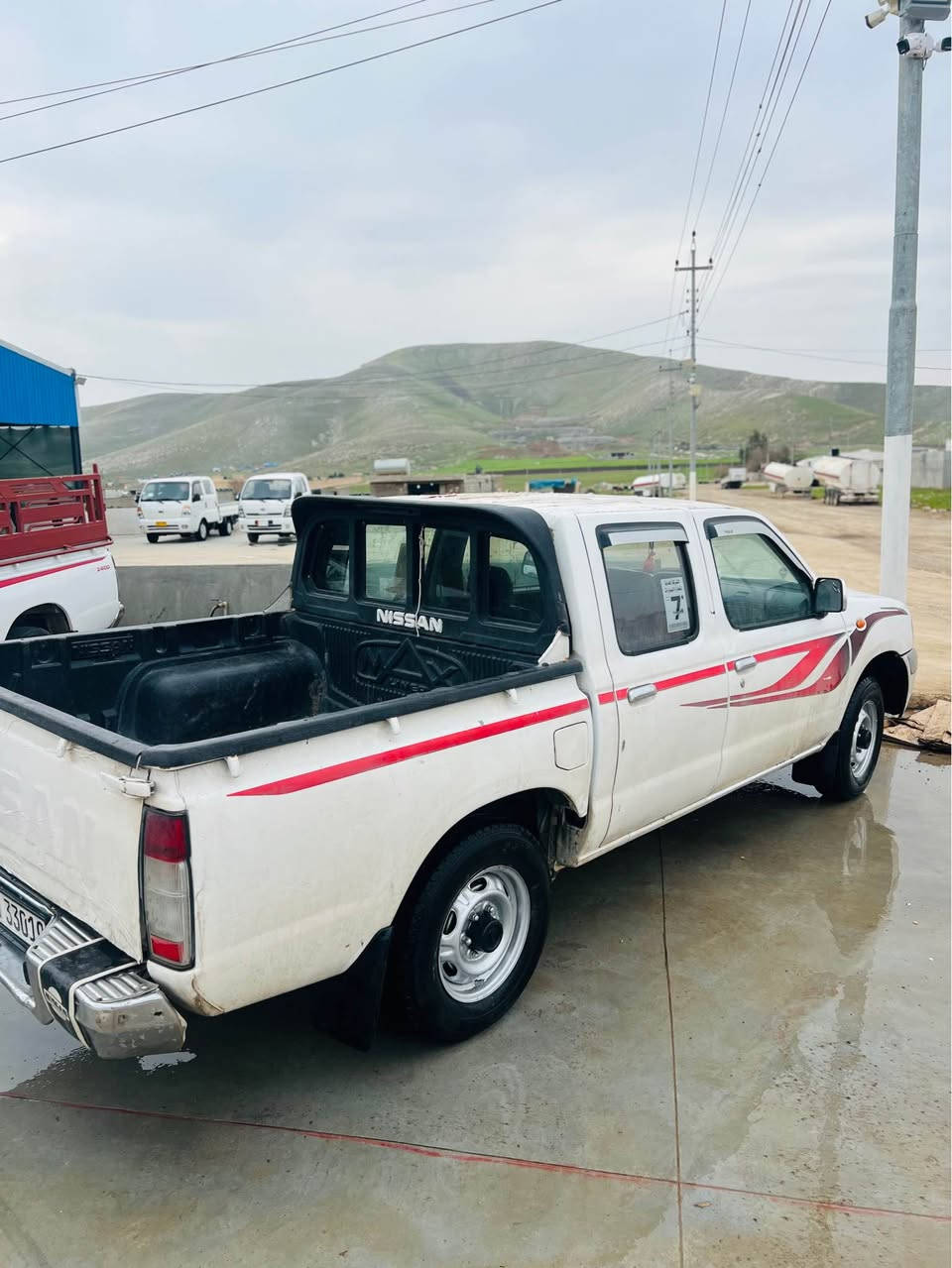 سەرەتا بەناوی خوا نیسان مۆدێل 2007سەنەوی تازەیە تا 2030بەناو خۆمانەوە تاقم تایەو ویلی لۆکە سەیاەەکە قرچو داعمو کرانەوویشی نیە زۆر تازەو پاکە ماڵی دۆسە تەبریت ساردو گەرم مەزبوتە  تەقەو ڕەقەی نیە بەس بۆیاخی هەیە لەسور قاقی وەک داعمولێدراو کرانەوەو پارچە ڕەشو ئەوانوی نیە گۆڕی نەوویآ دەکەم نەشتێک بەدڵم بێ شوێن سەیسادق 
*********** حلبجة, السليمانية
