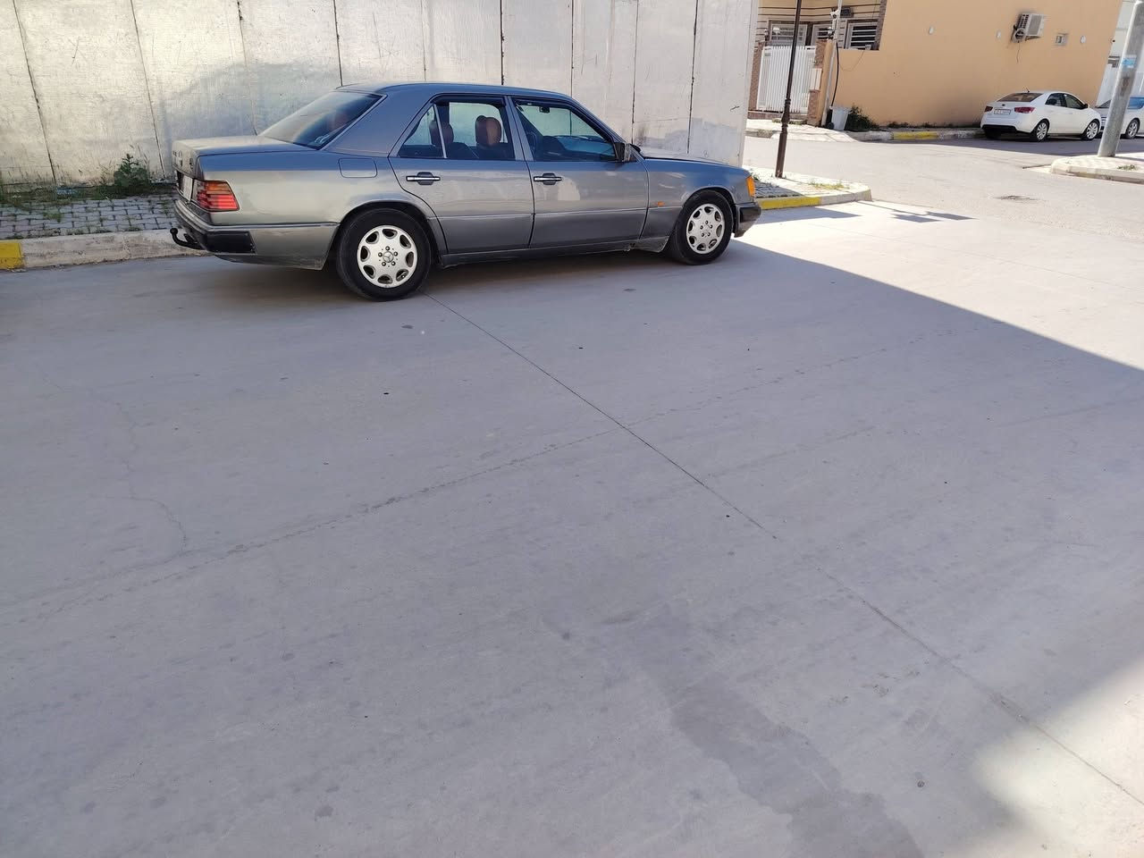 مارسدس دب 300
موديل ٩١.سياره حلوة.
تبريد. صدر امامي خلفي جديد 
قواعد  دبل بلاد 
مكينه 2500.بطه
السعر 58.بيه مجال للطيبين 
العنوان ديالئ جلولا 
***********
