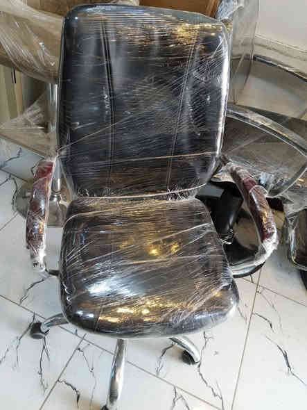 ميز مكتب جديد ق 120 وكراسي دوارة مكان مدينة الصدر ق24  واتساب***********
