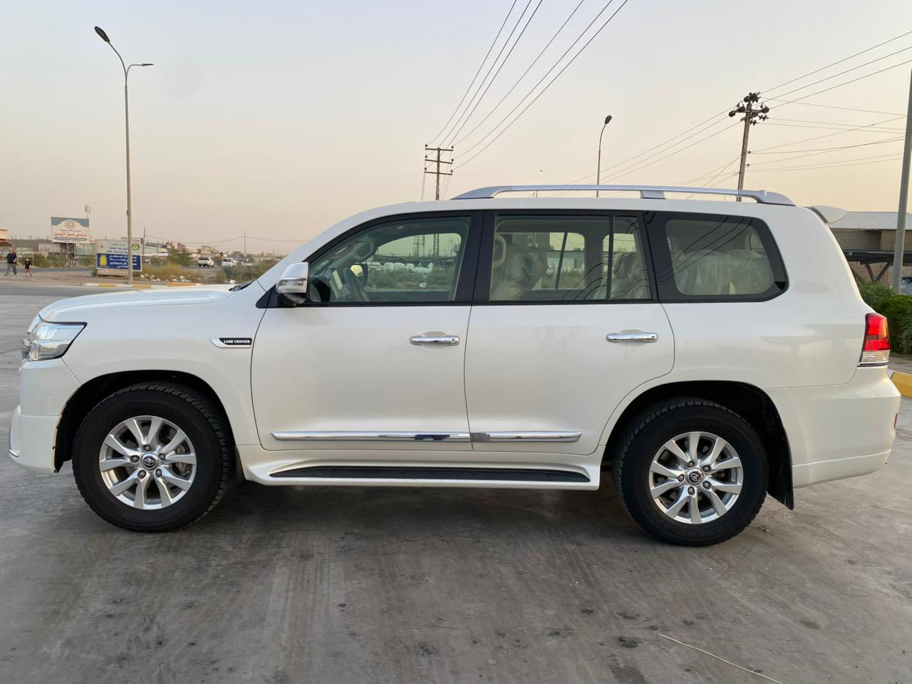 السلام عليكم لاندكروزر 2018 فطيم ماشية 100 الف قابلة للزيادة 8ايرباك كشنات كهرباء محرك 6سلندر رقم سليمانية تخم تاير مابيها اي نقص  مكفولة عدا بارد موضح بالسونار السعر 495بيها مجال بسيط للاتصال ***********
