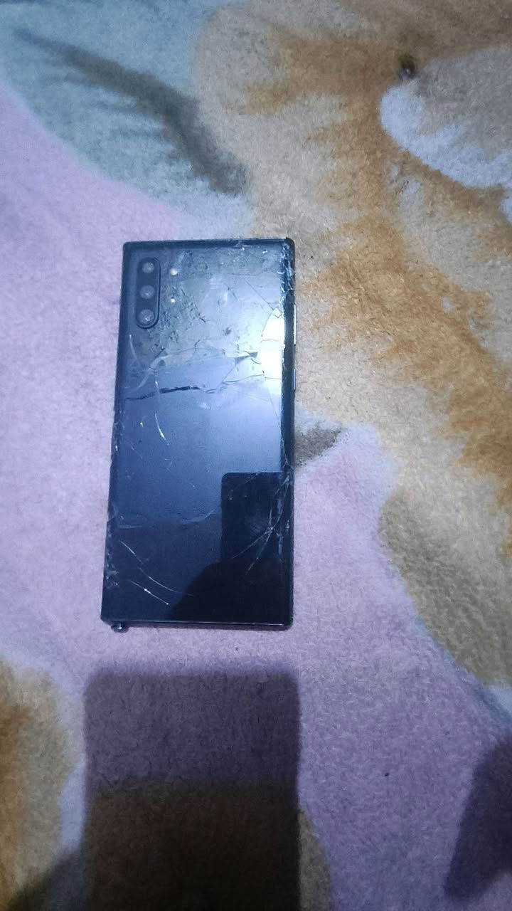 نوت ١٠ بلس للبيع او مراوس. لمس يشتغل فقط بالقلم وبيه نقطة سوده مثل ما واضحة بالصوره سعره ١٠٠ وبي مجال مكاني مدينة الصدر  *********** واتساب
