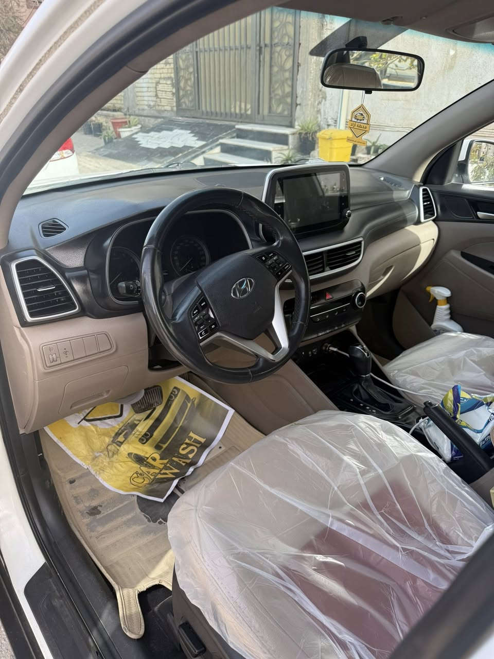 السلام عليكم 
توسان 19 للبيع او للمراوس بسيارة ناصية  رقم أربيل إنكليزي بأسمنه 
كير مكينه وتبريد وتفدئة مكفول 
تخم تاير جديد 
بيها بنيد مبدل ومصبوغ بدون حادث وبيها مكانين بارد بسيطات 
فول مواصفات عدا الفتحة 
بصمة تشغيل بصمة أبواب 
ترحيب بالمري واليدات 
لد نهاري 
ثلاث أنظمة قياده 
تحكمات ستيرن 
السعر 175 
للتواصل *********** او ماسنجر
