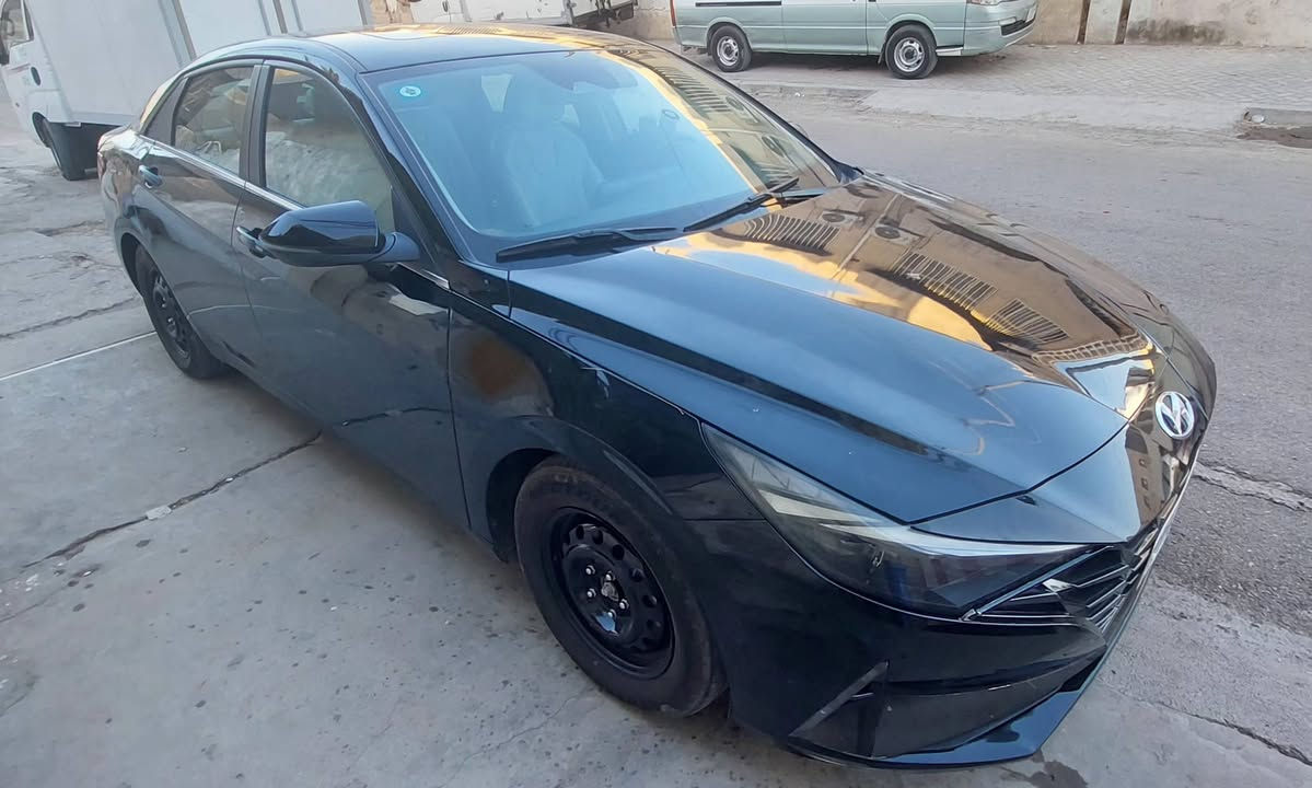 السلام عليكم 
من رخصت مدير الكروب
النترا 2023 وارد امريكي 
فول مواصفات لمتد
داخل 3  ألوان 
جانت صفره ورجعتها لونها الاصلي 
صبغ درجه اولى  
رقم بغداد مرقمه جديد 
صور الحادث بالمنشور
تخم تاير جديد قبل كم يوم شديته 
السعر  ..135 وبيها مجال 
هاتف ***********

