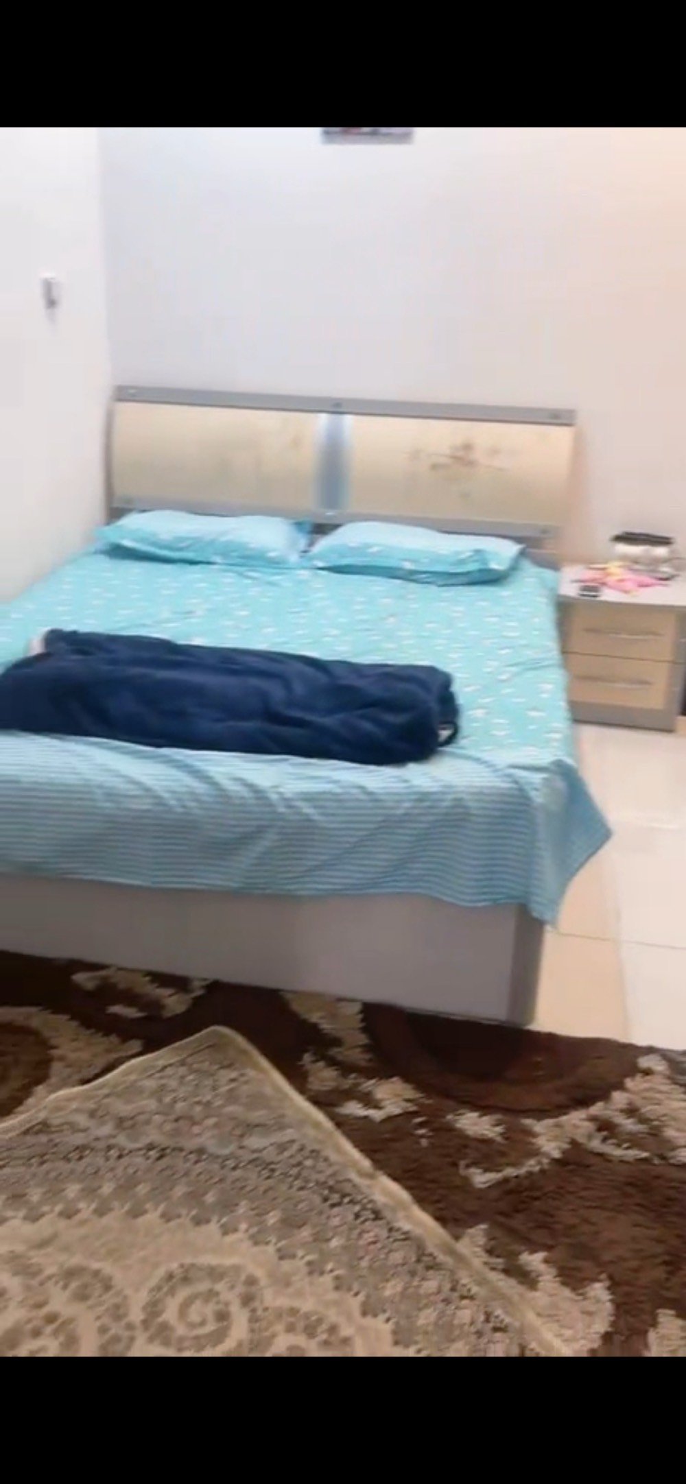  سلام عليكم بيت للبيع بناء حديث سنة 2025 بغداد المحمودية حي المهندسين الشارع الاول زراعي سند 25 اقرار محكمة مساحة 150م يحتوي الدار على مطبخ حار و بارد .. صالة استقبال غرفتين نوم صحيات خارجية وداخلية للاستفسار وتساب ***********