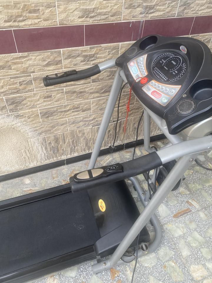 جهاز جري استخدام منزلي نضيف جدا وزن يتحمل180 كيلو بي حزام تكسير شحوم تدليك جسم كامل موصفات السعر 250
 العنوان بغداد ***********
