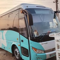 سياره هايكر صيني 40 نفر .سياره جاهزه تبريد. تخم تاير .كشن.مكينه مكفوله...