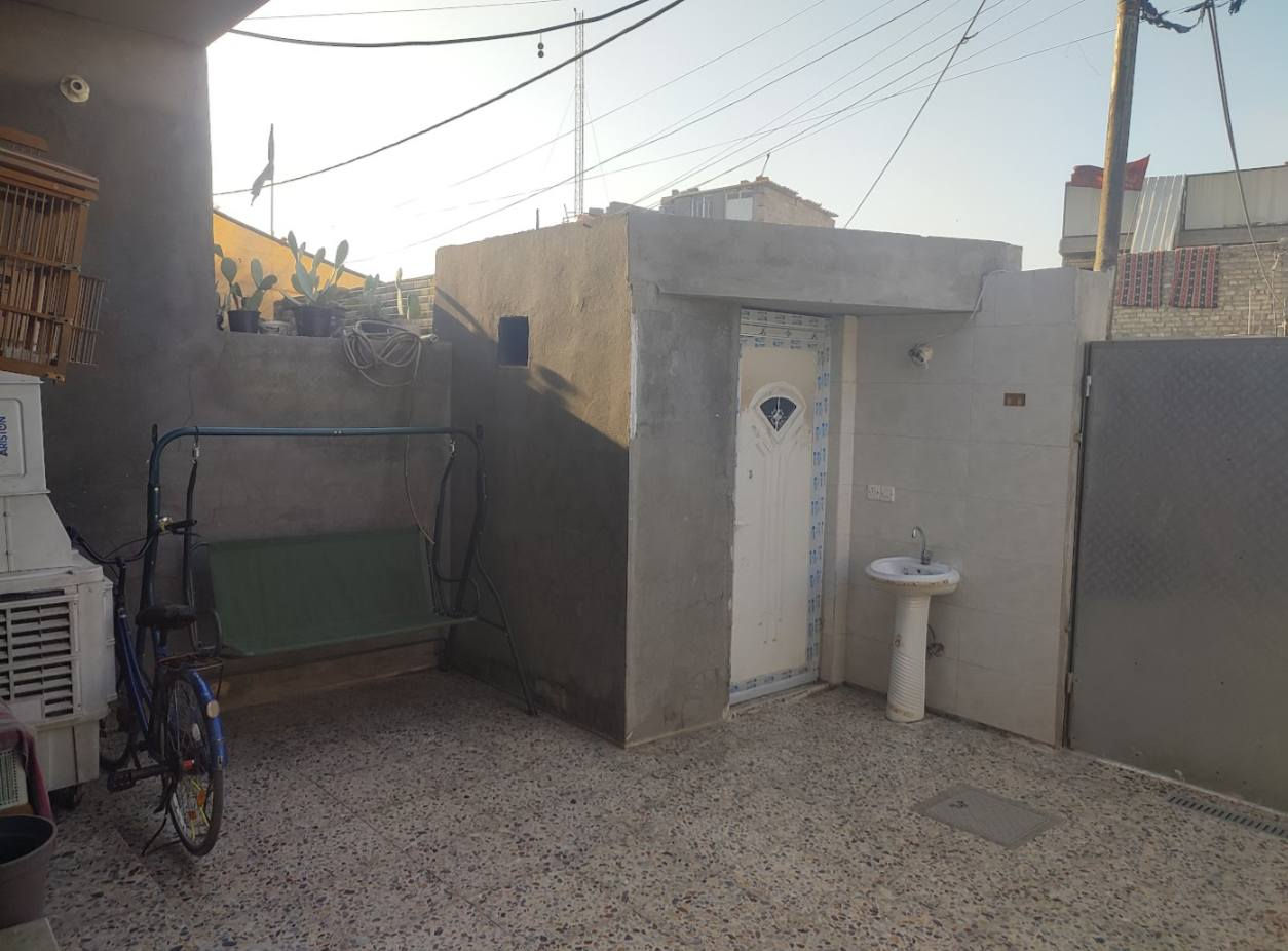 السلام عليكم
بيت طابو صرف مساحته 140 متر بناء 
سنة 2023 سند جديد ابو الشعار 
بناء درجى اولى كامل من كل الجوانب قاطو ونص غرفتين نوم استقبال صالتين بيتونه عملاقه ثلاث حمامات سطحين شتايكر البيت بعده حته ممصبوغ على البياض موقع الدار خلف كلشي وكلاشي سنتر الرئاسه مقابل شارع البداله للستفسار الخاص مفتوح 
***********
بي وتساب
