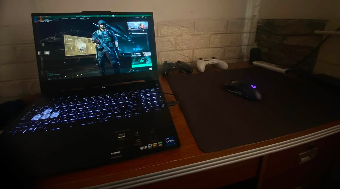 asus tuf لابتوب
CPU intel Core i7 12th Gen
GPU RTX 3070 8GB
Ram 16 DDR5
Wifi 6

الملحقات شاحنتها الاصلية والكارتونه مالتها
مع ماوس لوجتك G PRO كامل ملحقات مع ماوس باد
مع جوستك احترافي ،سعر اللابتوب بدون الماوس والجوستك 
مليون و100 قفل مع الماوس والجوستك مليون و225 اذا تلگه هيج مواصفات بهيج سعر اني اخسرلك ،مكاني البلديات وعندي توصيل *********** واتساب موجود
اللابتوب صارت بيها طخة جداً بسيطه وتافهة اليوم بالكفر مالته موضحة بالصوره
