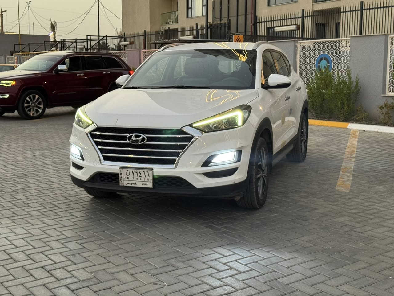 السلام عليكم 
توسان 2020 خليجي 
ماشيه 117 
مواصفات 
بصمه 
شاشه 
كراسي جلد + كهرباء 
كأمره إماميه + خلفيه 
حساسات 
مري شفط 
محرك 2000 دوش 
بيها طخه كلش بسيطه مبينه باب السايق بعدها ممصبوغه سياره جاهزه من كل النواحي 
مكاني بغداد حي الجهاد. 
السعر 195 
رقمي ***********
