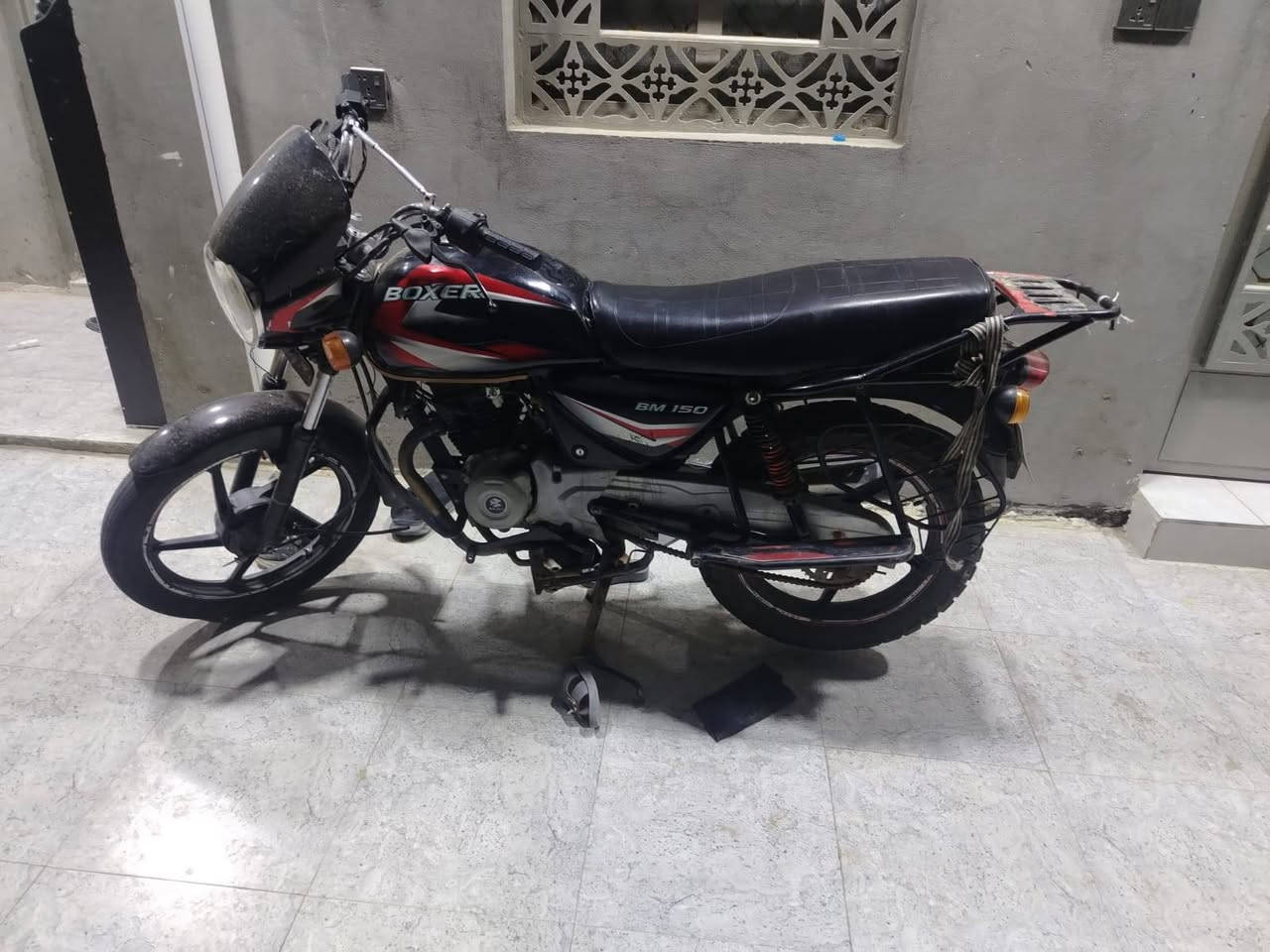 سلام عليكم بوكسر البيع مرقم مديل 20نضيف سعر واحد و700وبي مجال شراي يتصل ع رقم ***********
