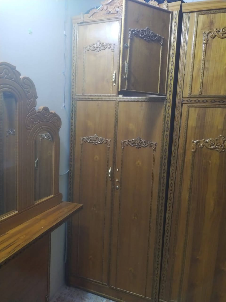 السلام عليكم غرفة اخشاب تفصال غرفة جبيرة وضخمة واستعمال قليل كنتور ٦ قطع وزاوية قطعتين بدون ضرر العنوان مدينة الصدر الرقم *********** السعر مليون و٥٠٠
