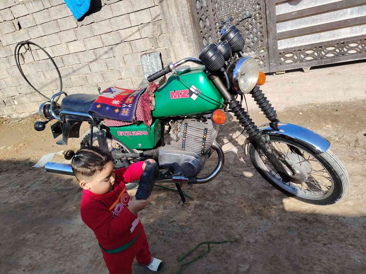 السلام عليكم من رخصت مدير لكروب ماطور. 82 للبيع مكينه تركي كصه 2 ماكنيت بيها بس خشم مبدل كهربائيات كلها شغاله فدوه لميشتري لاضل يدور سوالف تعبانه كلمن وسعره وكلمن يبيع بليصرفله ولماطورات اشكال وكلمن وسعره (سعر 1350 )  وبي مجال لشراي بي خير ويدلل مكان بابل مسيب رقم ***********
