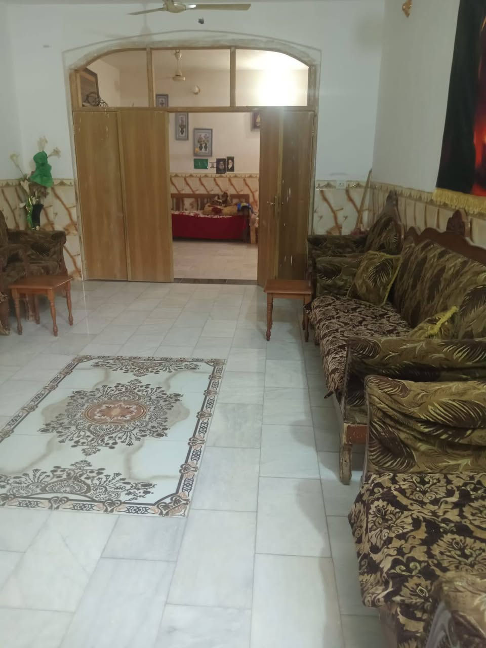 دار للبيع مساحته 250
حله شارع80
متكون من غرفتين نوم وكيلدور وصاله وصيات ومطبخ
طابق واحد 
للاستفسار ***********
