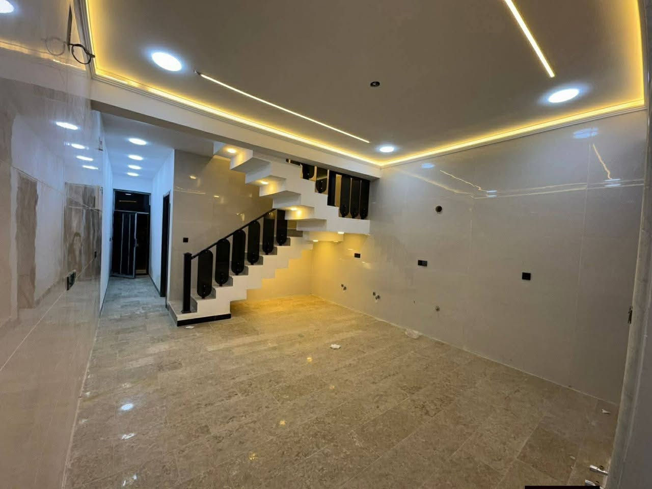 اليوم العرض مختلف جداا
دار    للبيع🏠للبيع 🏠للبيع
مساحه 100متر  زيرو
واجه 5متر  نزال 20متر
يحتوي 
طابق ارضي _ صاله  _ خدمات _ مطبخ  غرفة نوم 
طابق اول _ 3غرف  نوم -خدمات عدد2
الطابق الثاني -بيتونه سطحين 
ارضيه مرمر
واجه بورسلين شغل تصفير الجدران لوح شغل تصفير درجة أولى 
ديكورات داخليه شغل موردن
شبابيك المنيوم
أبواب قاصه 
طابو صرف ملك صرف
موقع: العقار ممتاز جدا 👌😊
حي الجهاد الحمدانية يبعد عن شارع 15 مسافه 10متر 
للاستفسار الاتصال 
 ***********
 ***********
