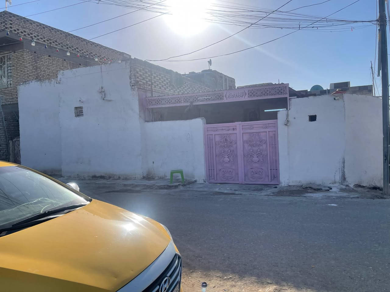 بيت للبيع ركن مساحة 200منطقة سليم على الشط تبليط ب باب متوفر كافة الخدمات ماء وكهرباء وتبليط بيت مجهز وكامل غرفتين وصالة وديوانية ومطبخ وصيحات وكراج سيارة  السعر 38 وبي مجال ***********
