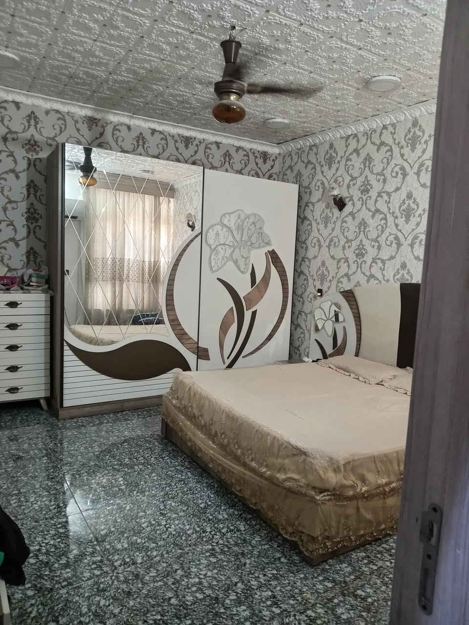 السلام عليكم بيت بناء حديث للبيع طابقين ٣غرف نوم وهول ومطبخ واستقبال حمامات ثنين العنوان مقابل معمل الحرير شارع مهند الحلاق قريب ع مدرسه براعم الإيمان تبليط بالباب مساحه البيت ١٣٠ مع الكاونتر والتانكي والسخان والمغاسل عدد ثنين البيت فازغ حاليا بس جيب غراضك وتكعد الاستفسار *********** البيت طابو زراعي سند ٢٥ السعر ١٠٥ وبي مجال للشراي واذا تريده قسط تتفق ويا ابو المكتب العارضته يمه يبيعلك قسط
