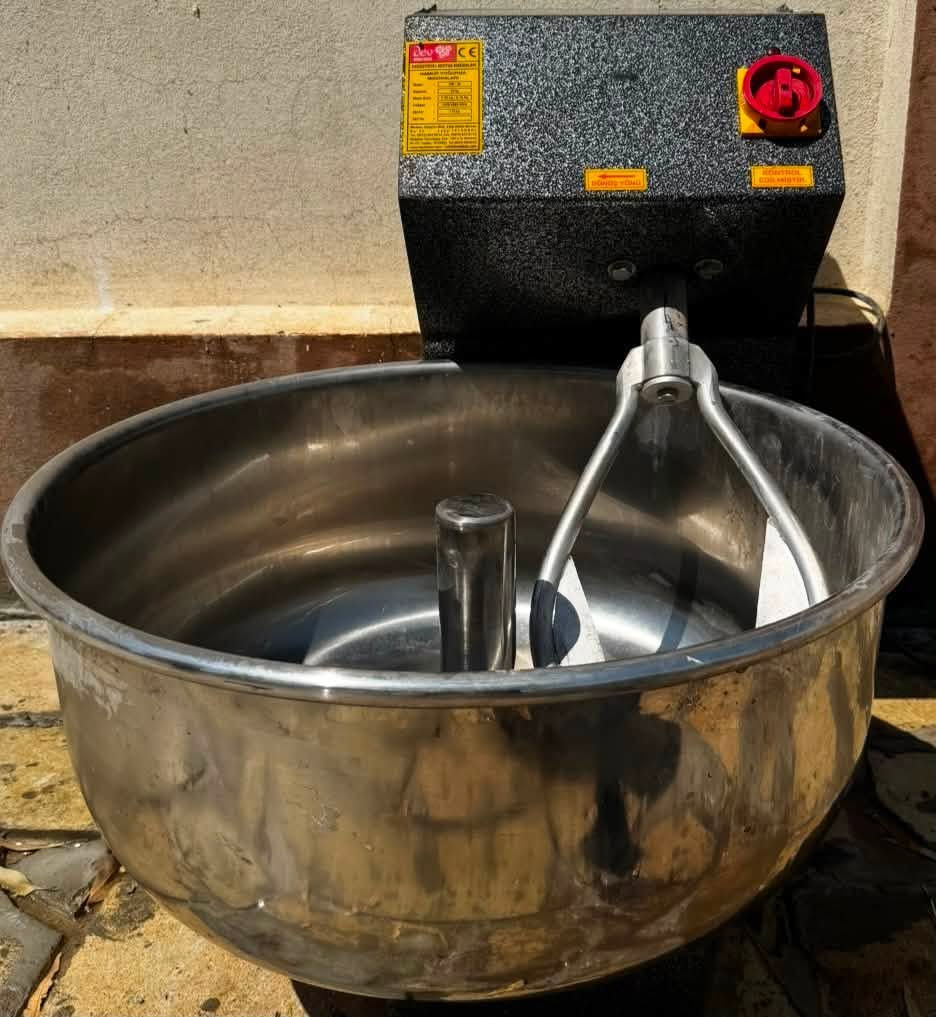 عجانة تركي جديدة 35 كيلو 
خلاط حمص 15 لتر 
عارظة كيك 
ميز طعام كبير  قطر متر ونص 
خلاط تبريد لبن 🥛 
شواية دجاج 
مكان الغراض الموصل حي الحدباء 

***********
