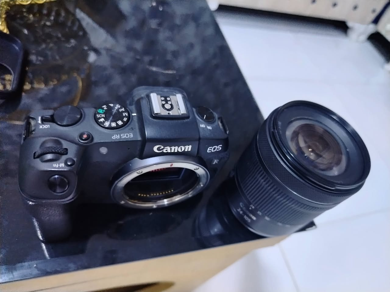 السلام عليكم شباب كامره للبيع  Canon EOS RP،
المستشعر: فل فريم (Full Frame) CMOS بدقة 26.2 ميجابكسل.
المعالج: DIGIC 8.
نظام التركيز: Dual Pixel CMOS AF مع آلاف نقاط التركيز.
تصوير متواصل: حتى 5 إطارات/الثانية.
الفيديو: تصوير 4K حتى 24/25fps (مع قص للصورة)، وFull HD حتى 60fps.
الشاشة: لمس متحركة بالكامل (Vari-Angle) قياس 3.0 بوصة.
عدسة المنظار الإلكتروني (EVF): بدقة 2.36 مليون نقطة.
حساسية ISO: من 100 إلى 40,000 (قابلة للتوسعة حتى 102,400).
العدسات: تدعم عدسات RF، ويمكن استخدام عدسات EF وEF-S عبر المحول الرسمي.
الاتصال: Wi-Fi وBluetooth.
الوزن: حوالي 485 غرامًا مع البطارية والذاكرة.
البطارية: LP-E17، وتعطي تقريبًا 250 صورة بالشحنة الواحدة (حسب معيار CIPA).
مميزاتها:
جودة صور ممتازة بفضل مستشعر الفل فريم.
خفيفة وصغيرة وسهلة الحمل.
شاشة متحركة مناسبة للتصوير وصناعة المحتوى.
أداء جيد في الإضاءة المنخفضة.
عيوبها:
تصوير 4K فيه قص (Crop).
لا تحتوي على تثبيت صورة داخل الجسم (IBIS).
البطارية متوسطة مقارنةً بكاميرات أحدث مع كارتونه مالتها و وفلاش TT وعدسه Canon RF 24-105mm F4-7.1 IS STM (وهي من أكثر العدسات استخدامًا مع كاميرا Canon RP)، فهذه مواصفاتها:
النوع: عدسة زوم قياسية (Standard Zoom).
البعد البؤري: 24–105 ملم.
فتحة العدسة: f/4–7.1 (متغيرة حسب الزوم).
تثبيت الصورة: IS مدمج حتى 5 وقفات تقريبًا.
المحرك: STM هادئ وسلس، مناسب للتصوير والفيديو.
أقل مسافة تركيز: 20 سم.
التكبير الأقصى: 0.5× في وضع Center Focus Macro.
قطر الفلتر: 67 ملم.
الوزن: حوالي 395 غرامًا.
التركيب: Canon RF Mount (متوافقة مع كاميرات سلسلة EOS R مثل Canon RP).
مميزاتها:
مدى زوم ممتاز (24–105) يغطي أغلب الاستخدامات.
خفيفة وسهلة الحمل.
تثبيت ممتاز للتصوير اليدوي.
مناسبة لتصوير الأشخاص، الطبيعة، السفر، والفيديو.
عيوبها:
فتحة العدسة ليست واسعة، لذلك أداءها في الإضاءة الضعيفة وعزل الخلفية أقل من عدسات f/2.8 أو f/4 الثابتة كامره جدا نضيفه السعر راسلني وجاوببك خاص بثواني وذا اتصال ***********
