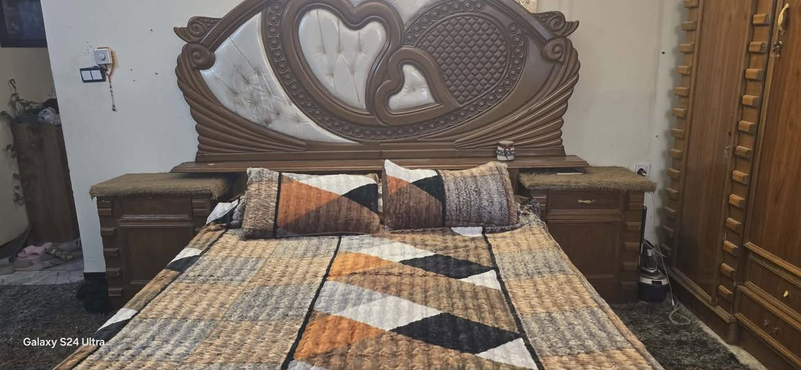 📌 للبيع – غرفة نوم خشب صاج داخل وخارج
📦 عدد القطع: 7 قطع
🚪 عدد الأبواب: 6 أبواب (تصميم طابقين)
📏 نوعية الخشب: صاج ثقيل – متينة وجودة عالية شغل توصاه 
🪞 المواصفات: بحالة ممتازة، 
📍 المكان: بغداد – حي البنوك
💸 السعر: مليون و100 الف 
📞 للتواصل والاستفسار:
📱 0772 260 7716
