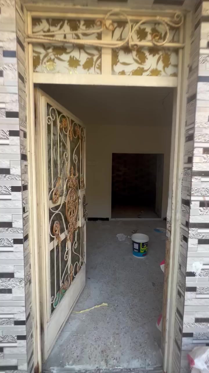 السلام عليكم 
بيت 100 متر للايجار منطقة التراث تقاطع الربيعي الي يصير بعد مدخل الري سادس فرع على ايدك اليسرى قرب افران المنتظر 
اني مو من المنطقة لذلك اعذروني مااندل بيها هواي 
البيت متكون من صالة وهول ومطبخ بالاول وحمامات خارجية وداخلية وغرفتين في الطابق الثاني البيت سويت السطح مالته وايضا صبغ وتغيير ابواب الحمامات وكما موضح بالصور والفديو والبيت بالفديو وصخ لان العمال هسه طالعين منه مجرد تنظيف 
ملاحظة الطابق الثاني بس بي غرفة يحتاجلها قطع واني اكملها يعني ويحتاج يدات مال شبابيك وكم جامة بيها كسر يتم اكملها واستقطاعهن من الايجار ماكو اي مشكلة 
الاتصال على الرقم ***********
