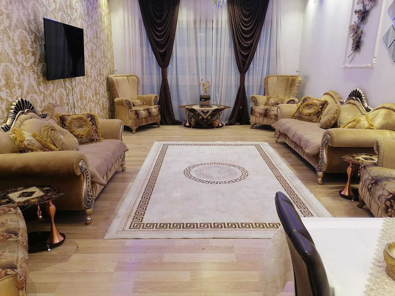 اثاث صالة كامل للبيع
ميز طعام كورنر تركي + تخم تركي + سيت طبلات
للاستفسار الاتصال على الرقم ***********
