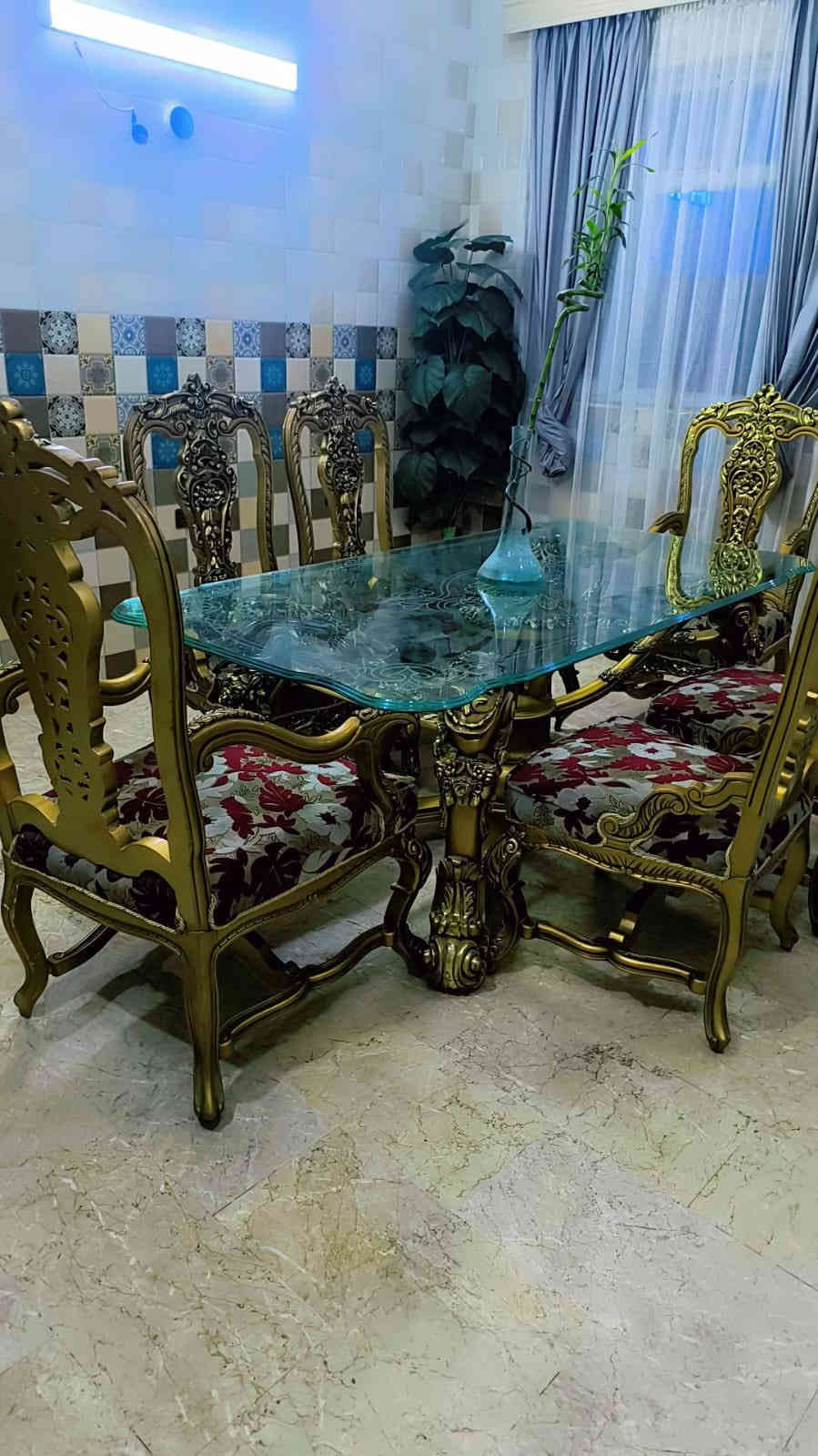 السلام عليكم ميز طعام زان نقوش مصريه ثقيل مع 6 كراسي 500 وبي مجال بسيط للعلم اخذته ب10 ورقات مكاني بغداد 
‭0772 955 9513
