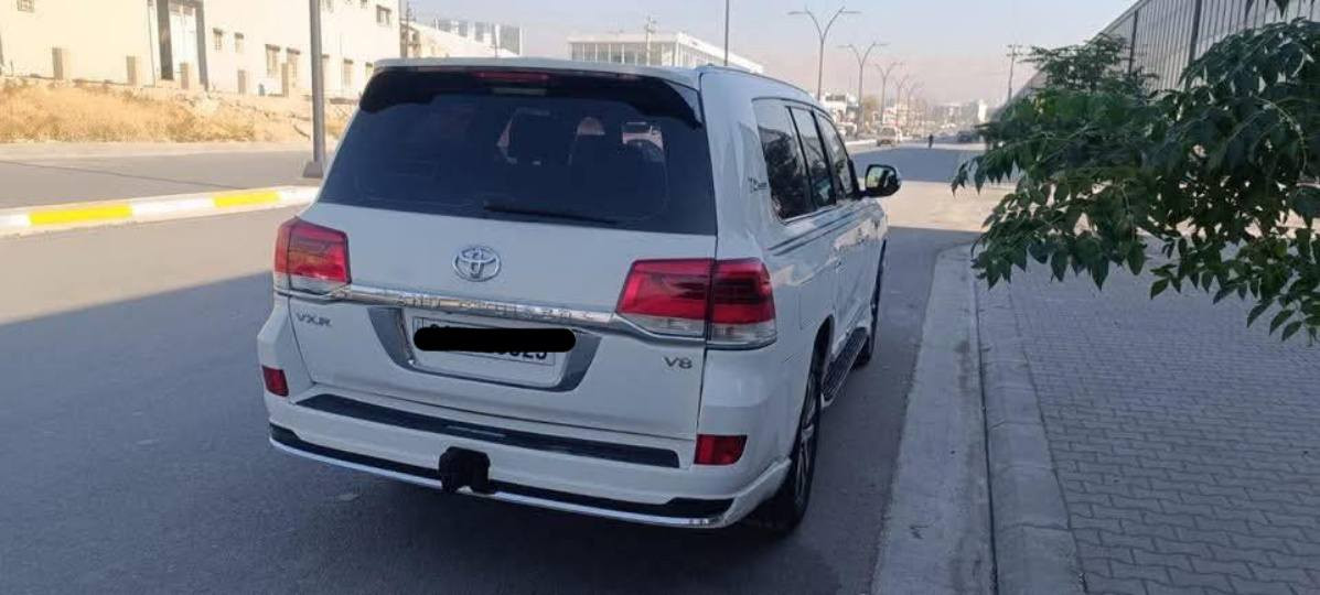 تۆیۆتا لاند گرۆزەر مۆدیل ٢٠١٤ بۆفرۆشتن
مواسەفات jxr
شەش پستۆنە
سەنەوی تا ٢٠٣١ تازەیە بەناوی خۆمەوەیە
تایەی تازەیە
شانی داوە بە لای سایەق ئەوەی تر کێشەی نیە
هەموو گیانی ئیش دەکات بە شەرت
شەنسی هیچی پێوە نییە سەیارەکە زۆر توندو تۆڵ و بێ کێشەیە 
0750 328 9361
شوێن ڕانیە رانية, السليمانية
