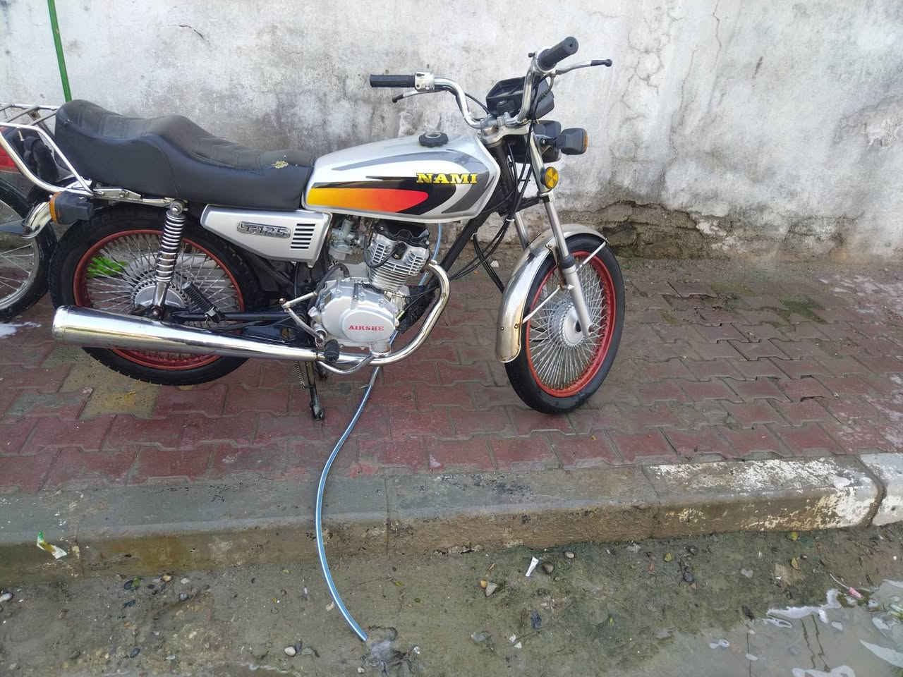 دراجه أوراقه ضايعه بليته او رقم شاصي موجود دراجه جديده مكان قضاء القرنه الهوير السعر 600  هاذ رقمي ***********
