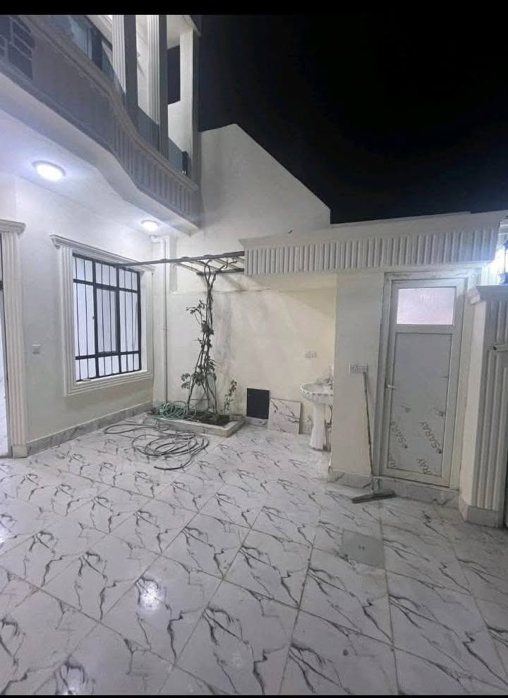 .......دار للبيع.... زراعي .... مقدم معاملة تمليك ... مساحة 100 متر ... كاشي نظيف جدا...العنوان حي الواسطي خلف المعوقين وخلف جامع الحق وقرب مرطبات السيد منطقة كامل خدمات هادى جدا... يحتوي الدار على 
 كراج ... 
وغرفة استقبال 
ومطبخ داخلي .. 
وغرفة نوم 
ومجموعة صحيات 
طابق ثاني 
 غرفة نوم كبيره وبيتونه ومجموعة صحيات السعر علخاص أو الاتصال بالرقم...***********.... صاحب الدار كركوك, العراق
