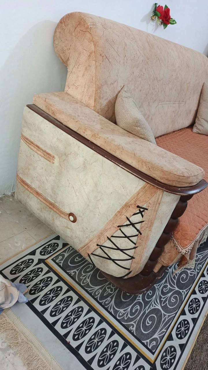 غراض للبيع
تخم 5 مقاعد وحده ام 3 نفرات و2 كراسي 

كاونتر 3 قطع ملحقين وسنك مرمر 

عنوان داموك طشاش شارع الاسعاف الفوري 

رقم ***********
