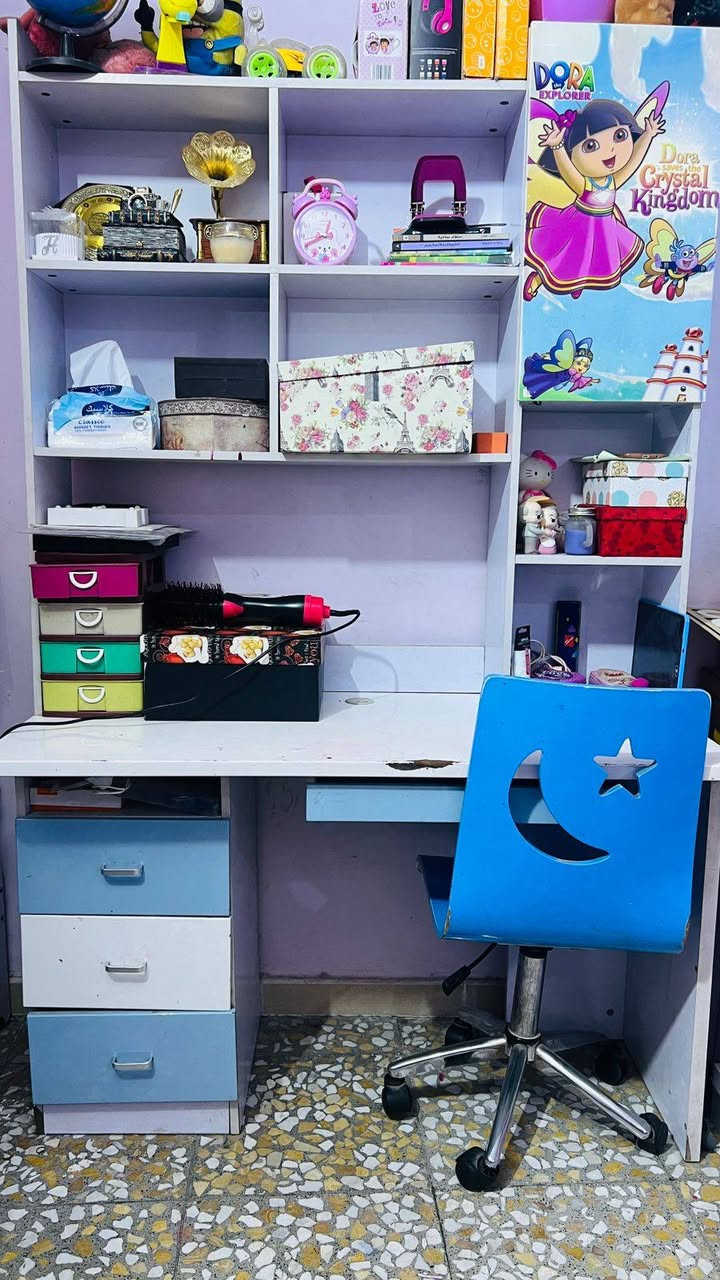 غرفه اطفال ماليزيا مستعمله
محتوياتها جربايه 
كنتور ثلاث ابواب 
ميز تواليت 
مرايه 
مجر ملحق صغير 
وجربايه حديد 
وكاروك خشب 
بسعر مناسب جدا لجميع محتوياتها وتباع جميعها او منفصله
للتصال على *********** او المراسله على الفيس
