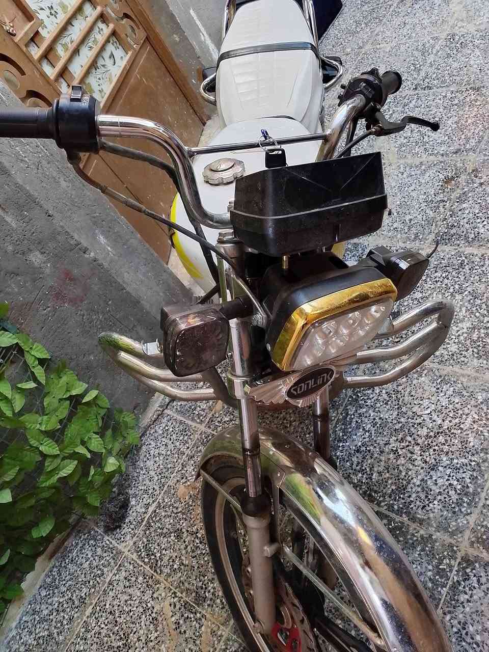 السلام عليكم دراجه للبيع موديل 23 كل نقص ما بيها كهربائيات سكن دبل شاير كلها شغاله سلف بصمه عن بعد تشتغل ***********
