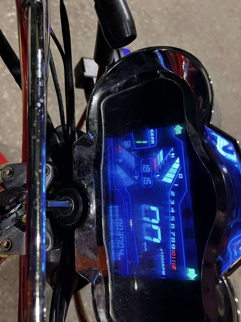 السلام عليكم شباب دراجه تايكر سونك للبيع موديل 2025 شاشه الكترونيه ودراجه جيس صرله شهرين من طالعه من الوكيل اوراق سكنر السعر 750 وبيه مجال قليل حك الجيه مكاني بابل قرب صيطرة الاثار رقمي الهاتف (***********) هذا رقم راعيه اني مكلف بل نشر.
