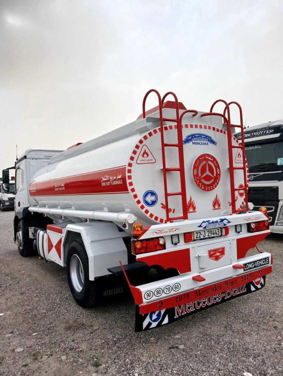 سلام عليكم اخوان دنكر كاز رقم أربيل موديل 2017جديد وكفاله عامه   مارسيدس اكتروز دبل كابينه 
21 طن 
باسمي اخوان سنويه جديده 2030
السعر 310 وبيه مجال قليل 
العنوان البصره سفوان 
الرقم *********** 
الرقم ***********
