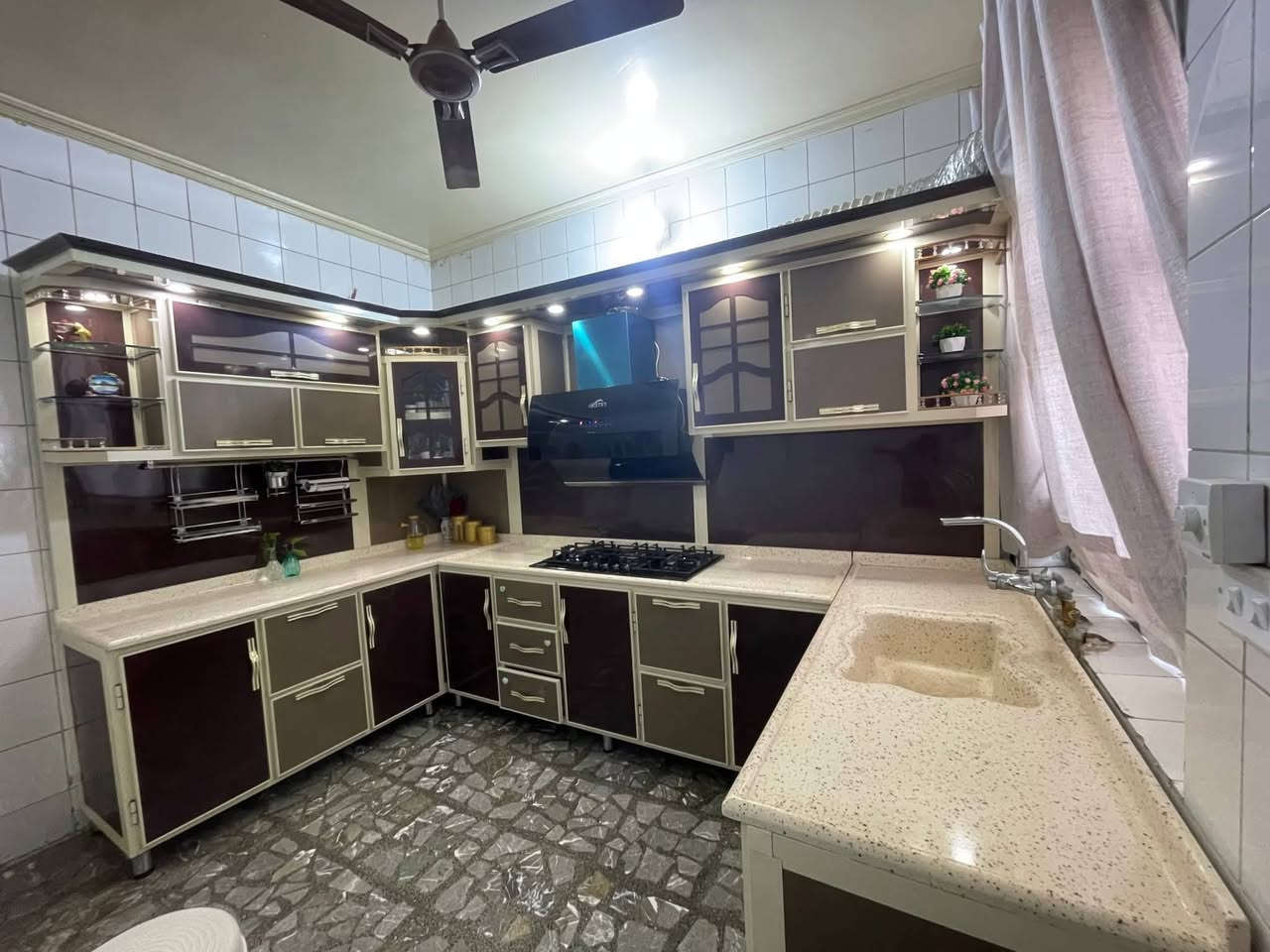 السلام عليكم
كاونتر ألمنيوم للبيع 
المرمر درجة أولى 
طول الكاونتر 5.80cm مُقسم ل 3 قطع
قياس السنگ 180*60 cm
قياس الطباخ 90*52 cm
ساحبة لمس 
أنارة متغيرة الألوان بالسقف 
للتواصل خاص


**إذا كنت صاحب هذا الإعلان وتريد حذفه لأي سبب، رجاءا أرسل رسالة إلى الدعم الفني**