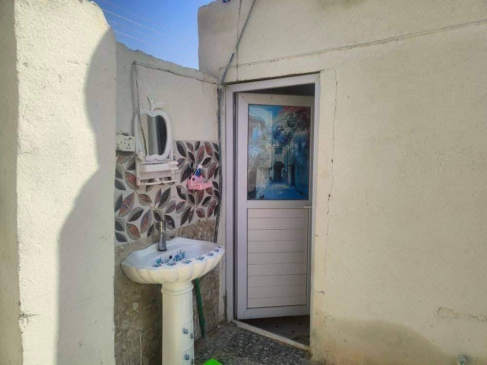 سلام عليكم بيت البيع المساحه ١٢٥ المكان بدعه رحمه زراعي مشمول بطابو شارع ١١ متر الماي بدون ماطور كهربه ٤ خط يتكون من غرفه ٥ متر وصاله ٧ متر مطبخ ٥ متر حوش جبير حديقه مرتبه شراي يتصل *********** شارع ٣٠ من جهت شط

