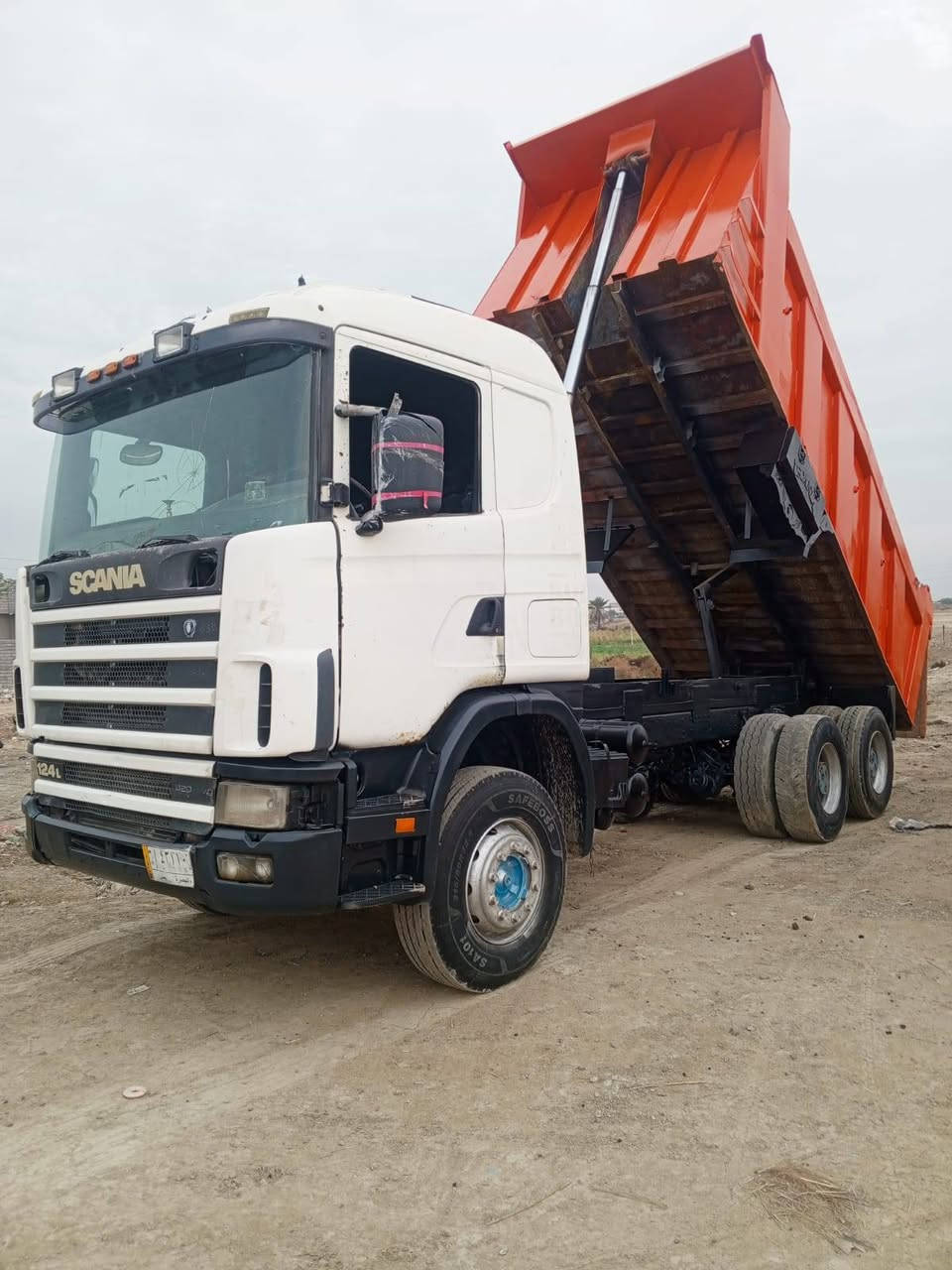 سكانيه جاهز للبيع ٢٠٠٠ سنويه لا ٢٠٢٩  رقمي*********** سعره ١٩٠ او مراوس براس تريله لودر
