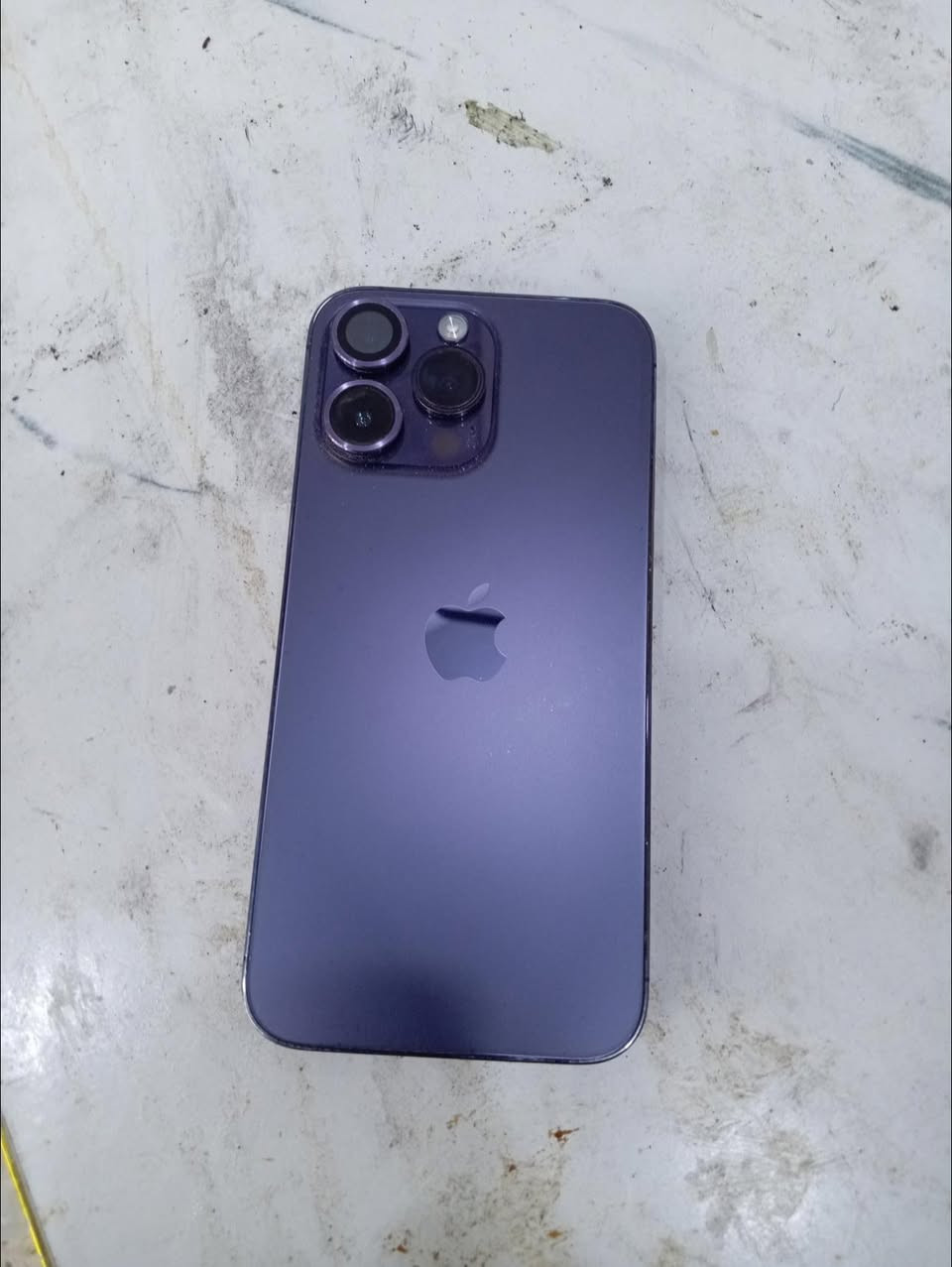 السلام عليكم ايفون 14 برو ماكس  ذاكره 256 جهاز ماستر حرف M بدل شاشه فقط بطريه ٨٥ السعر 700(***********
