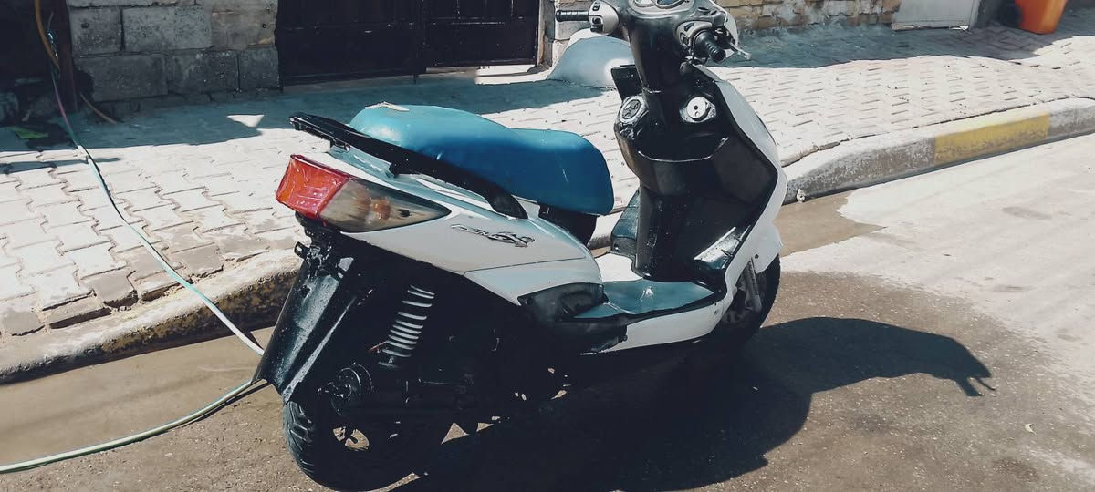 سلام عليكم سكنس فحل نوزل للبيع دراجة خير من اللة نضافة 98 محرك نضيف ممدود علي درنفيس بلادي كهرابائيات كلهة شغالة علي ناصي هورن دبل اشارة يمنة يسرة نكرة بكل وقت تجي بعينك وشوف تاخذهة من الباب اي خلل بيهة ترجعهة السعر 675 مكاني بغداد الحسينية مال راشدية  رقم *********** بي وتساب وتصال
