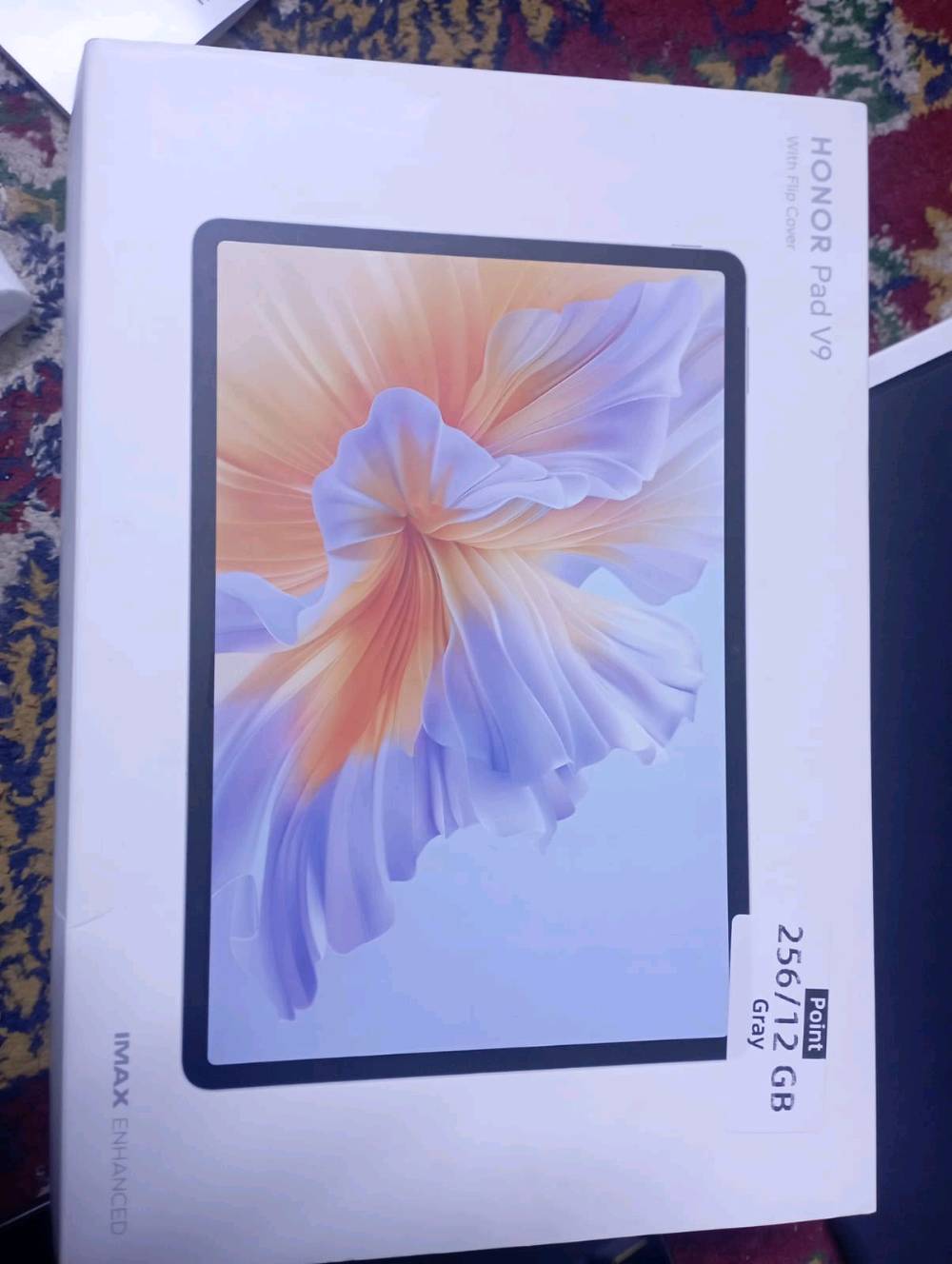 الشاشة: 11.5 إنش، بدقة 2.8K، ومعدل تحديث 144 هرتز.
الجسم: تصميم معدني نحيف جداً (6.1 ملم) ووزن خفيف (475 جرام).
الأداء والذاكرة
المعالج: MediaTek Dimensity 8350 (أداء قوي للألعاب والمهام المتعددة).
الرام: 8 أو 12 جيجابايت.
التخزين: 128 أو 256 أو 512 جيجابايت.
النظام: MagicOS 9.0 المبني على أندرويد 15.
البطارية والملحقات
البطارية: ضخمة بسعة 10,100 مللي أمبير.
الشحن: يدعم حتى 66 واط شاحن مرفق 35 واط
الصوت: نظام من 8 سماعات ستيريو.
الإضافات: يدعم القلم (Magic Pencil 3) ولوحة المفاتيح الذكية.
الجهاز استخدام شهر كامل ملحقات شاحن حافظة وقلم شحن لاسلكي