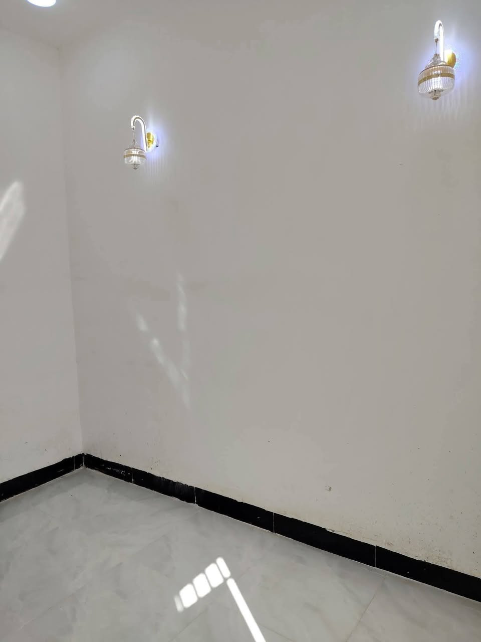 دار للبيع مساحه 70 متر مقابيل قرية  الغدير البناء درجه اولى مشموله بالتطويب
*********** متوفر جميع المساحات واسعار مناسبه وتوقف لدينا مساحات 50 متر وتوفى لدي مساحات 100 متر وتوفر لدينا مساحات 150 متر متوفر حرس خلف الحسينيات وترهم ان تكون حسينيه مساحتها 200 متر الواجهه 10 والنزال 20 سعر هذه العرصة 27
