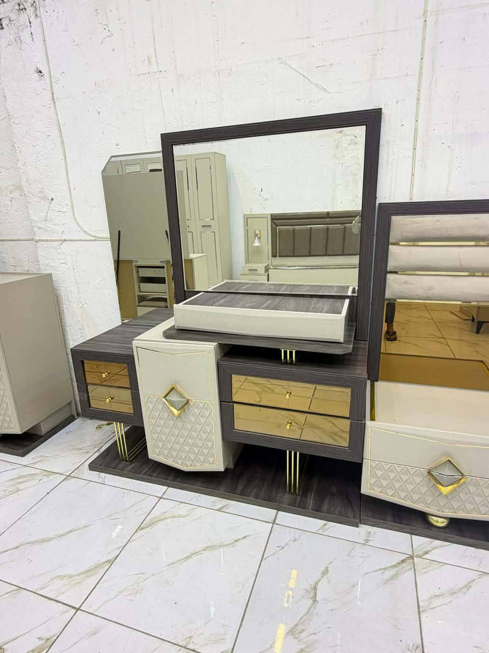 غرفة نوم مستخدمة نضافة 90‎%‎
عدد القطع 10
كنتور طفل اضافي 
كروم حديد 
جام برونزي ليزري 
شغل ثقيل 
كوالتي عالي 
نضام بيبان 
سعرها مليون و700/مليون و600
شد ونقل داخل بغداد مجاني


**إذا كنت صاحب هذا الإعلان وتريد حذفه لأي سبب، رجاءا أرسل رسالة إلى الدعم الفني**