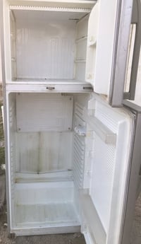 ثلاجة • للبيع • تواصل عبر الصفحة